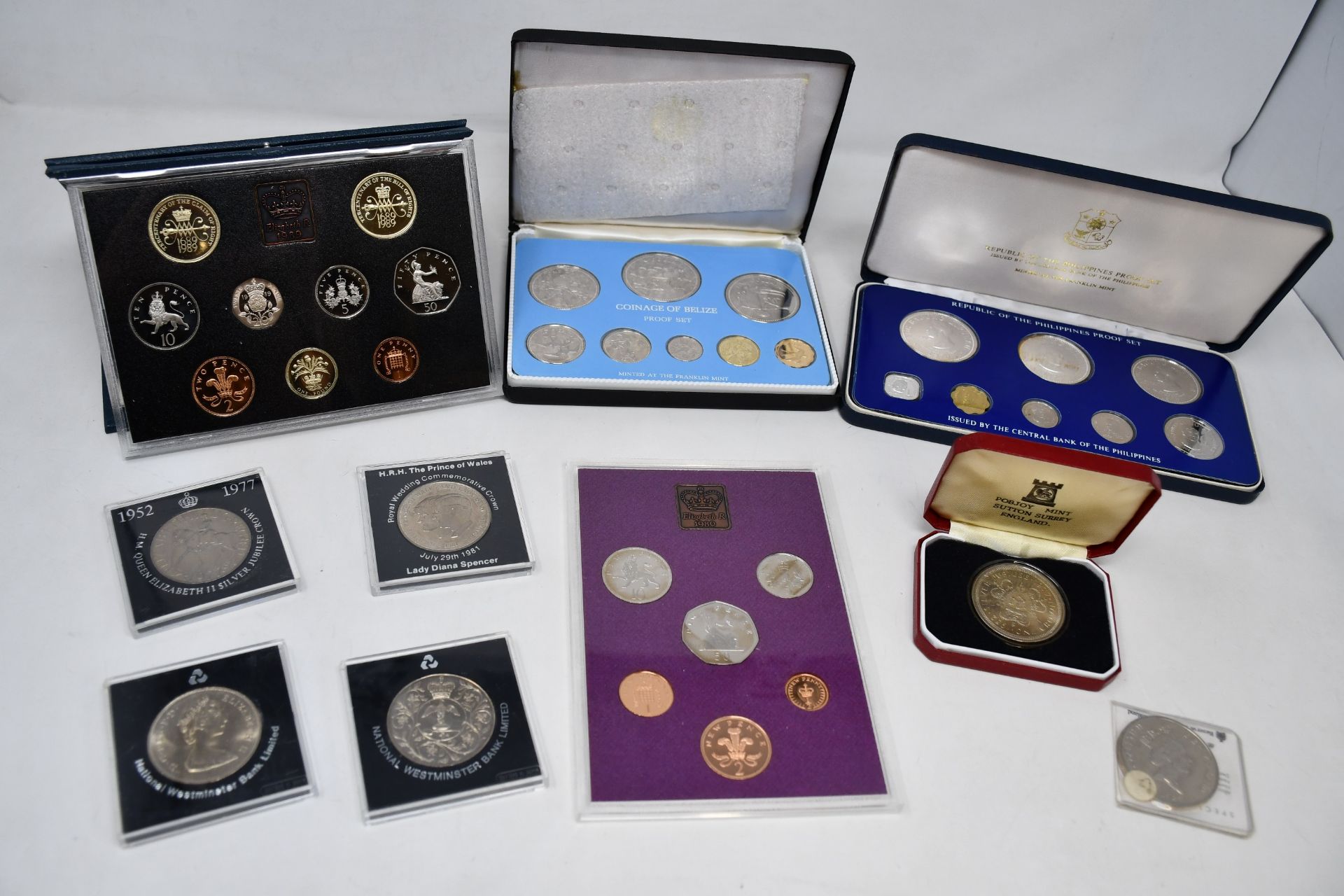 A box of coins to include large quantity of commemoration coins and year sets, some proof mostly - Image 3 of 3