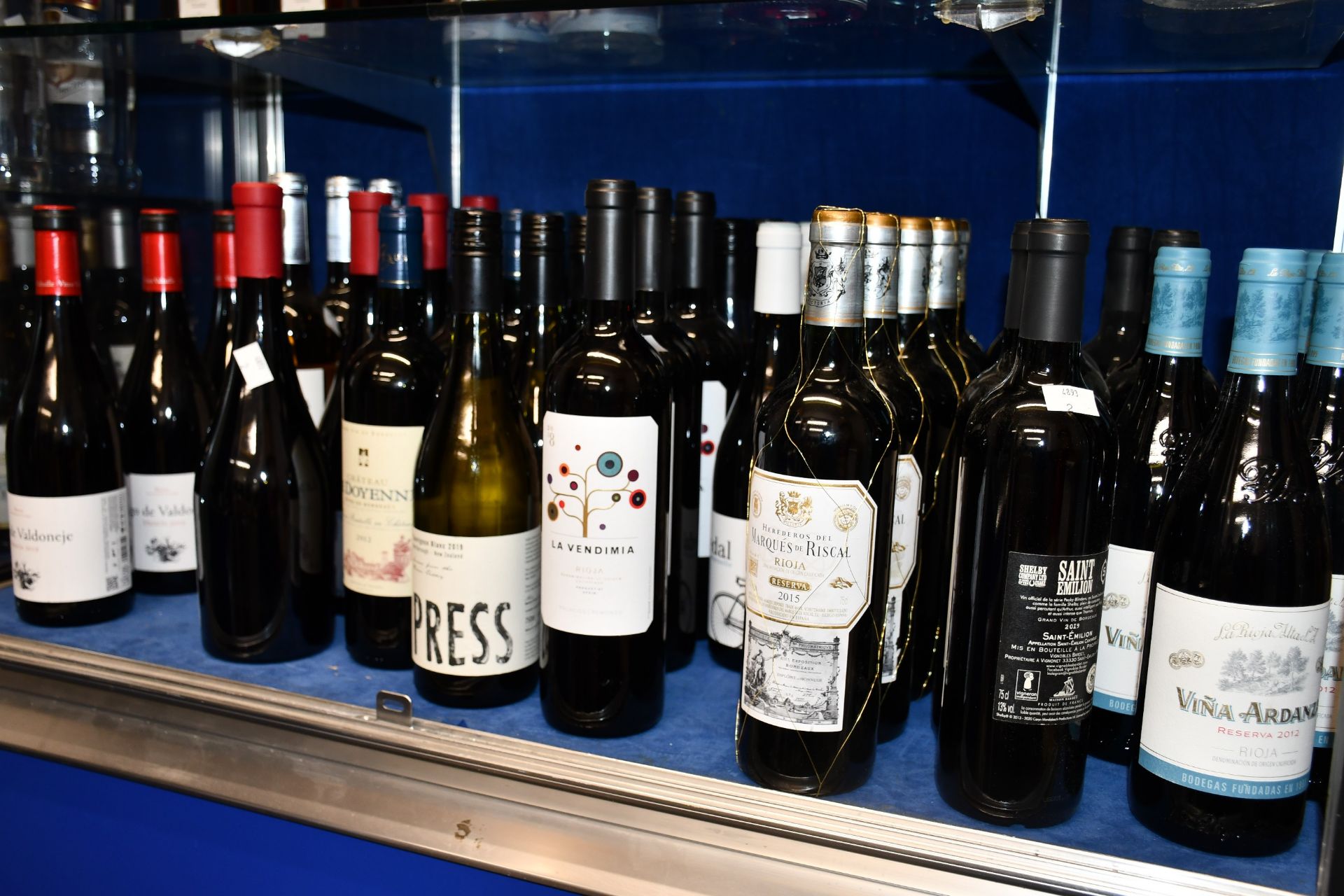 A quantity of assorted red/white wines to include Saint Emilion, Pago De Valdoneje Mencia 2019,