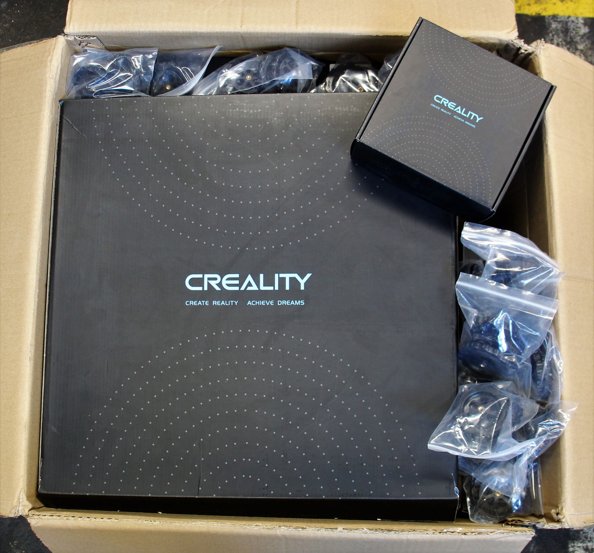 A box of Creality 3D Printer items to include: 5x printer platforms (450mm x 450mm) and 5x Ender-5