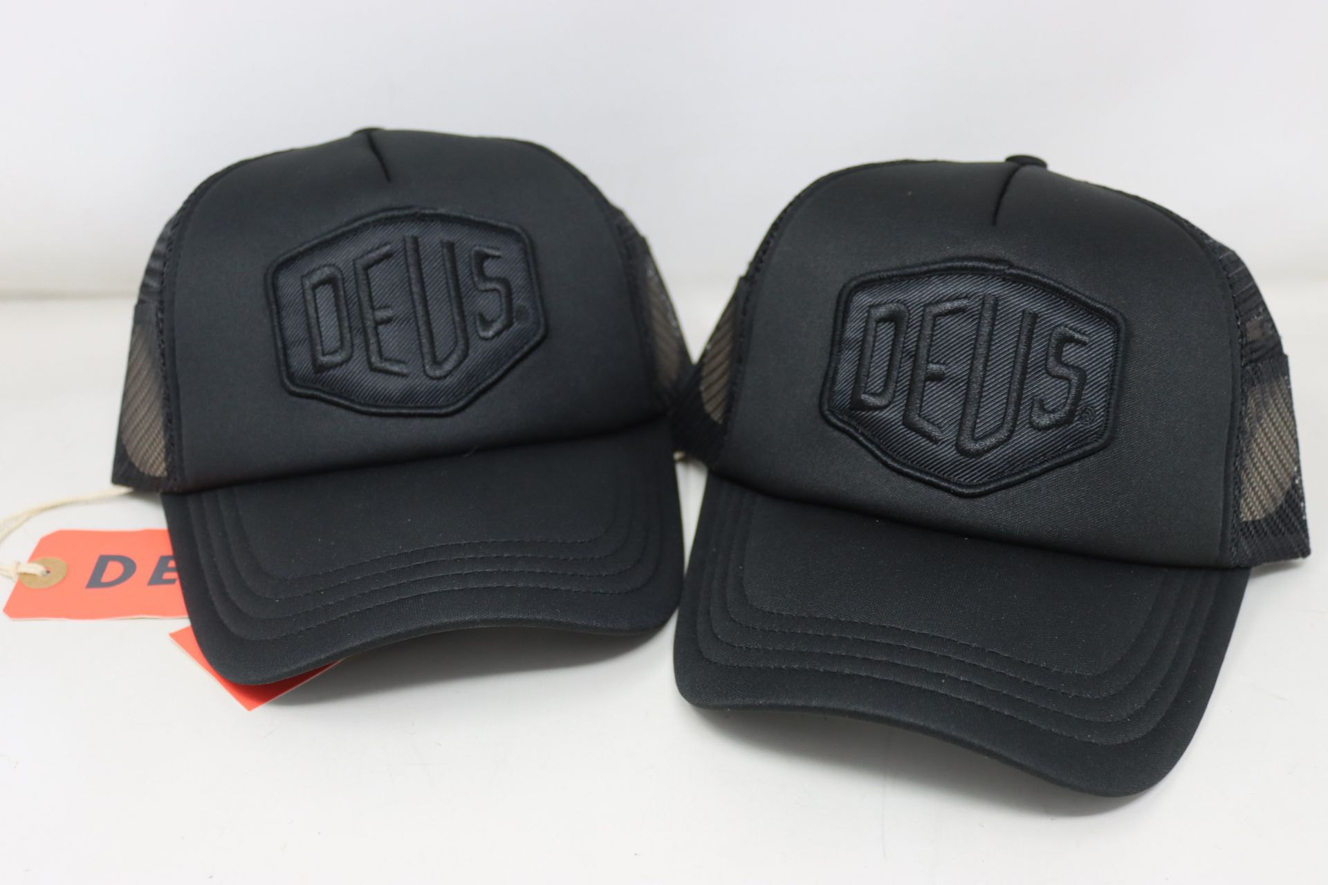Fifteen as new Deus Ex Machina Baylands trucker caps in black (RRP £25 each).