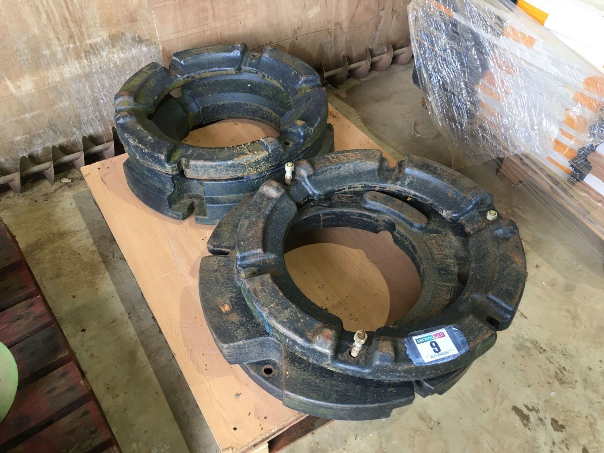 4No New Holland rear wheel weights ( 2x81kg and 2x 250kg)