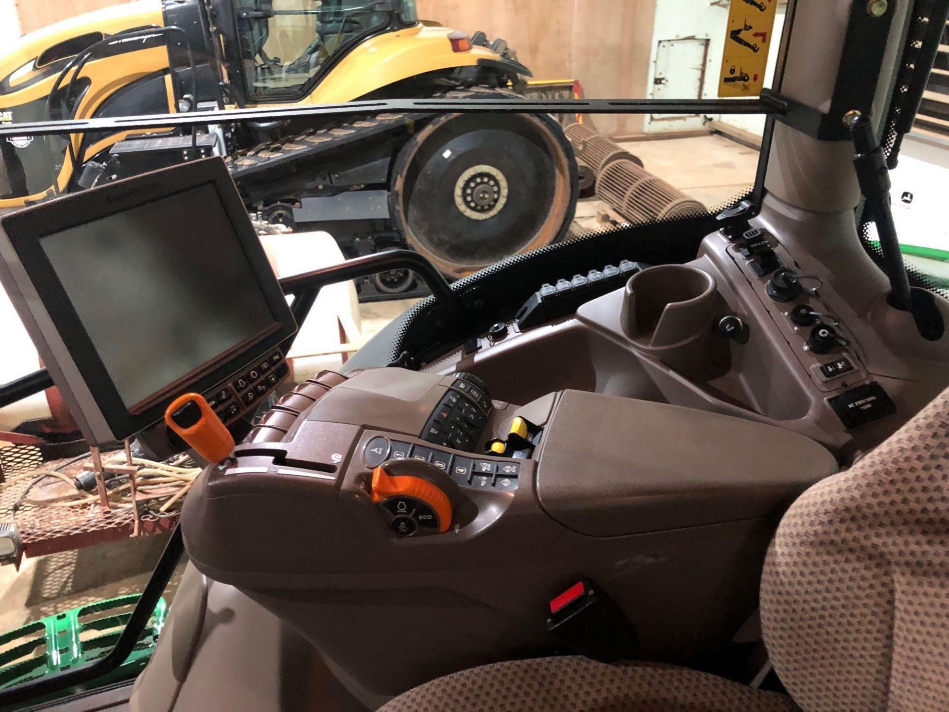 2017 John Deere 6195R 4wd Autopowr 50Kph tractor with front TLS suspension, cab suspension, air brak - Image 28 of 32