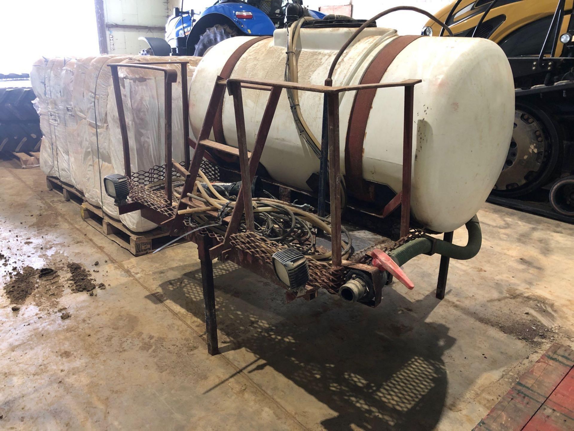 Liquid fertiliser tank 1,200l linkage mounted - Image 3 of 3