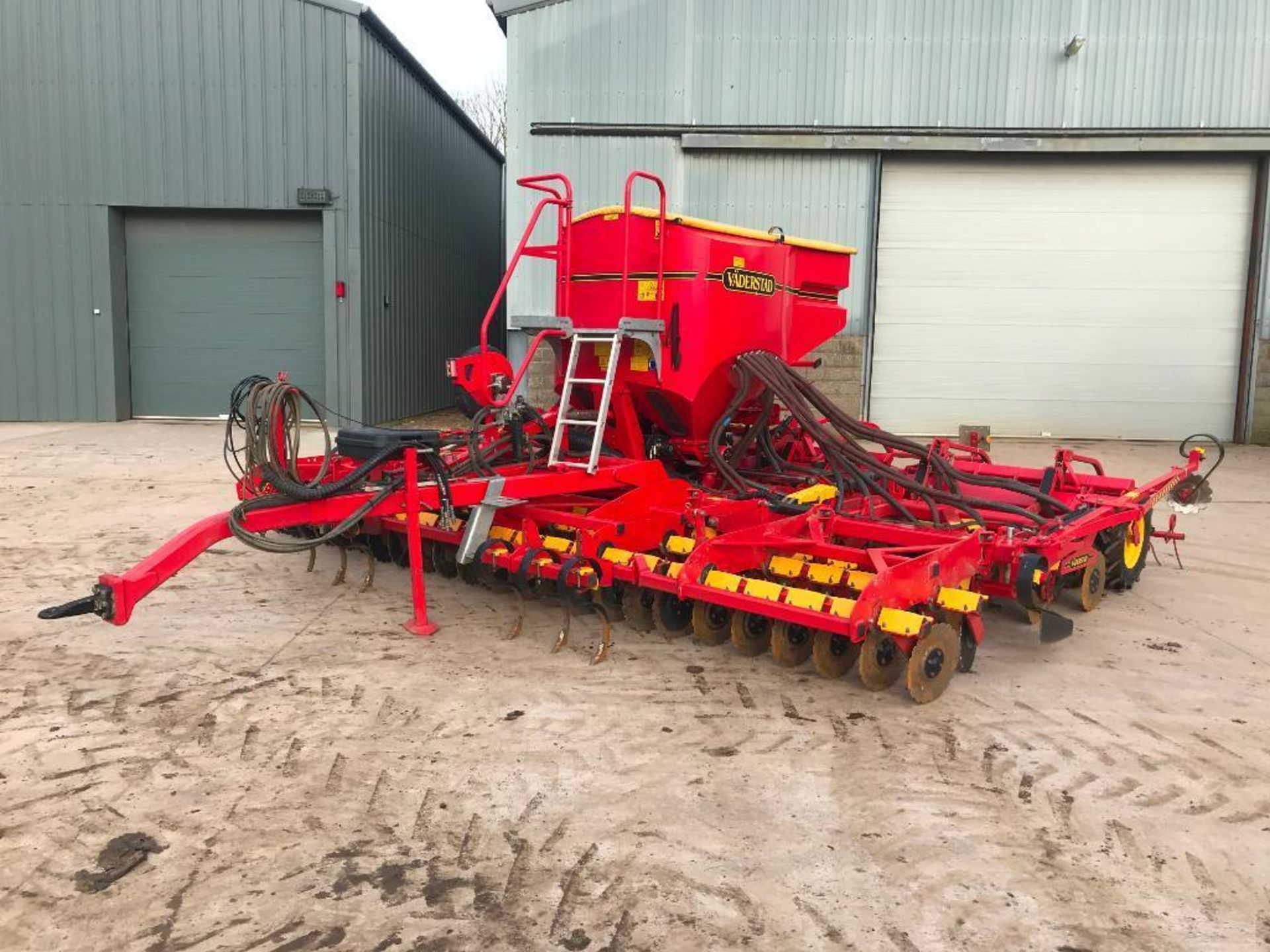 2014 Vaderstad Rapid A 600S drill, twin disc, tyres, spaced coulters and tramline markers. Serial No - Image 4 of 7
