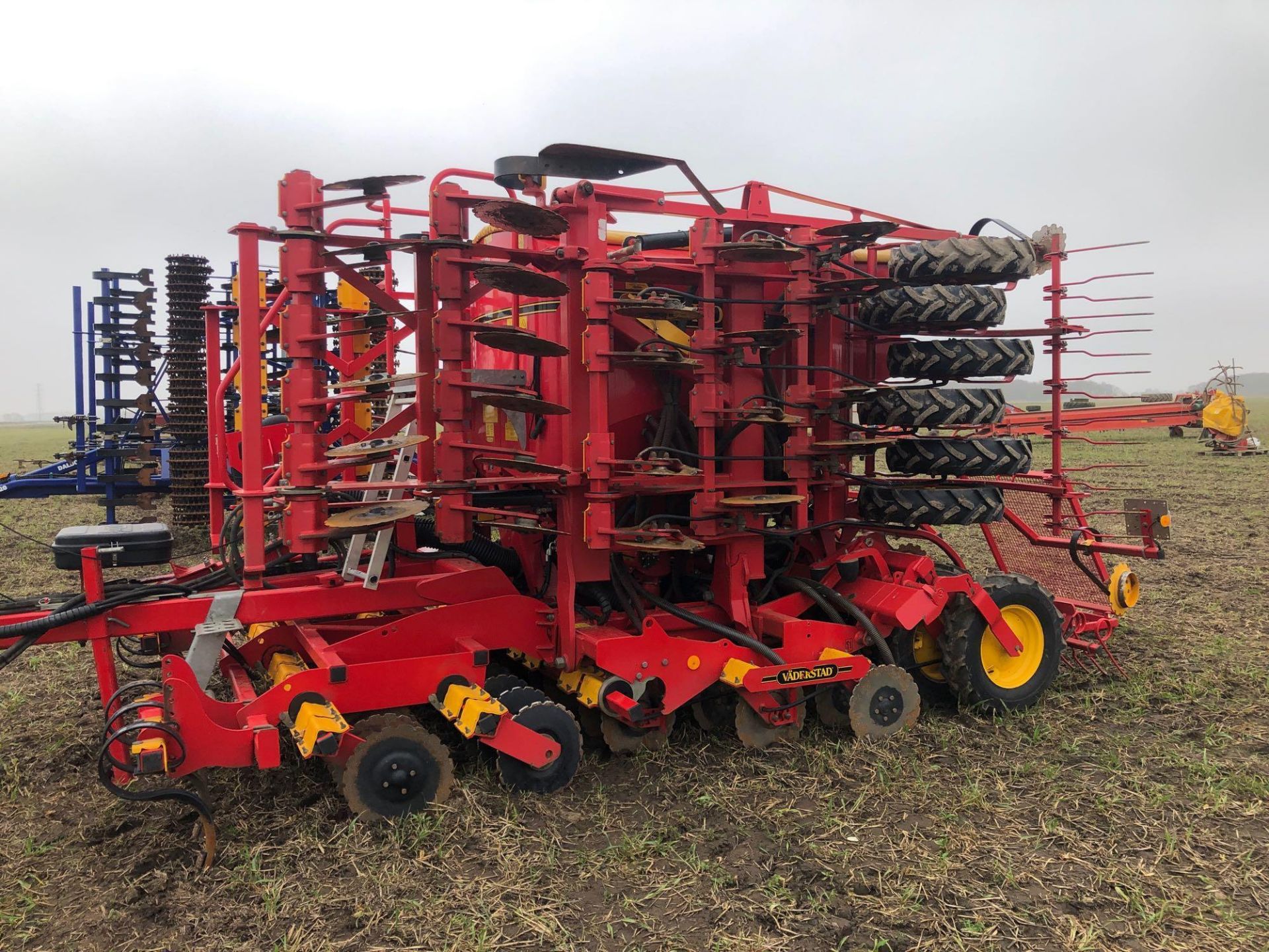 2014 Vaderstad Rapid A 600S drill, twin disc, tyres, spaced coulters and tramline markers. Serial No - Image 6 of 7