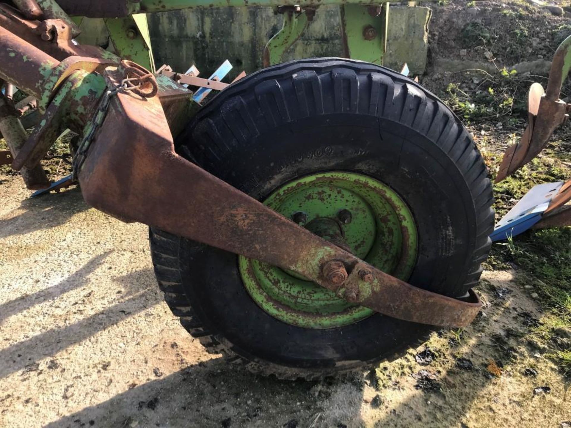 Dowdeswell 5+1 Delta Furrow Plough - Image 4 of 4