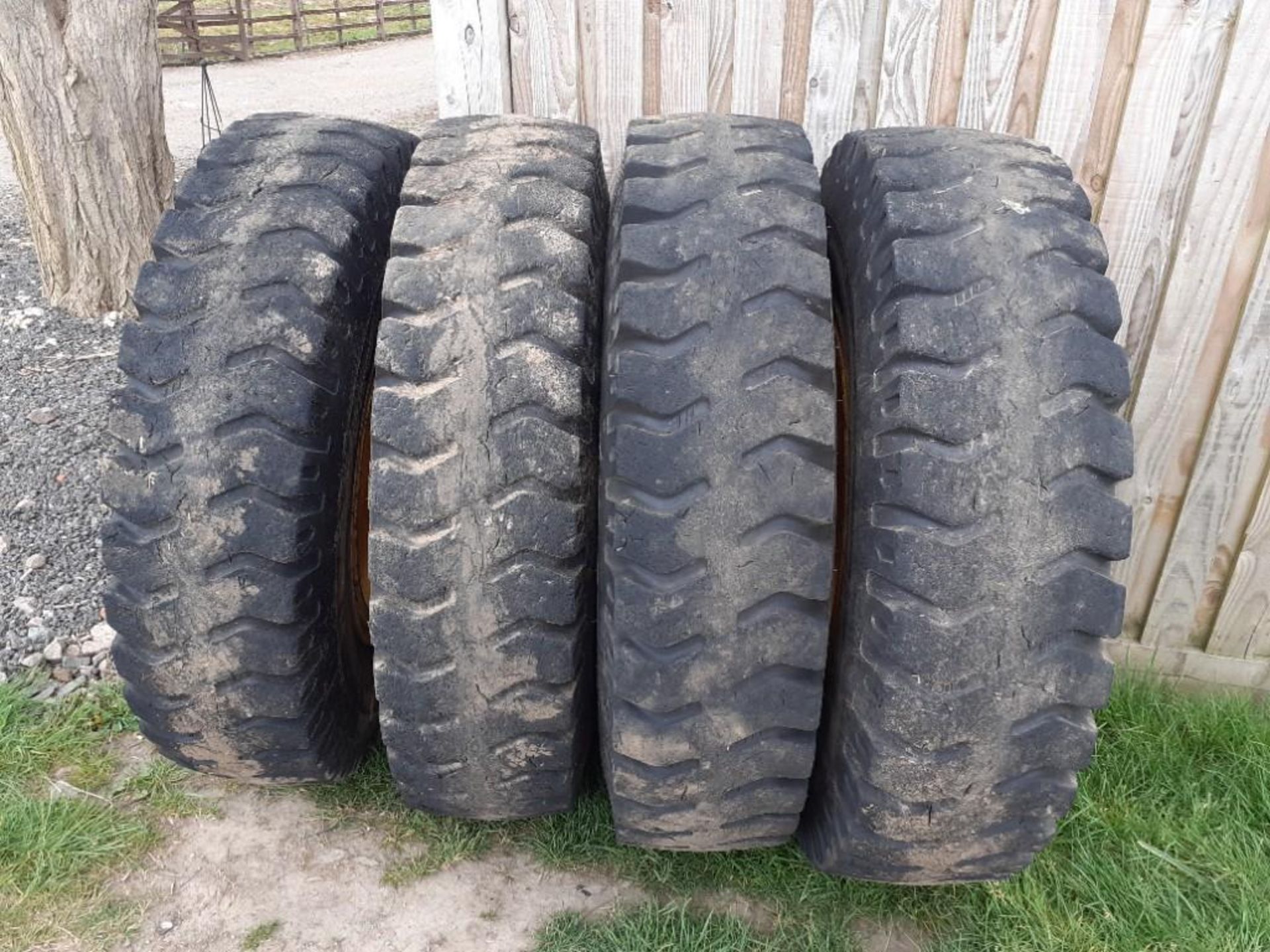 JCB 5 Stud Rims and Tyres - Image 2 of 3