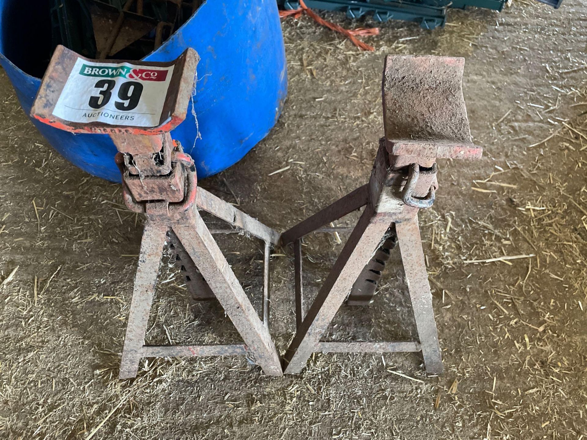 Quantity large axle stands