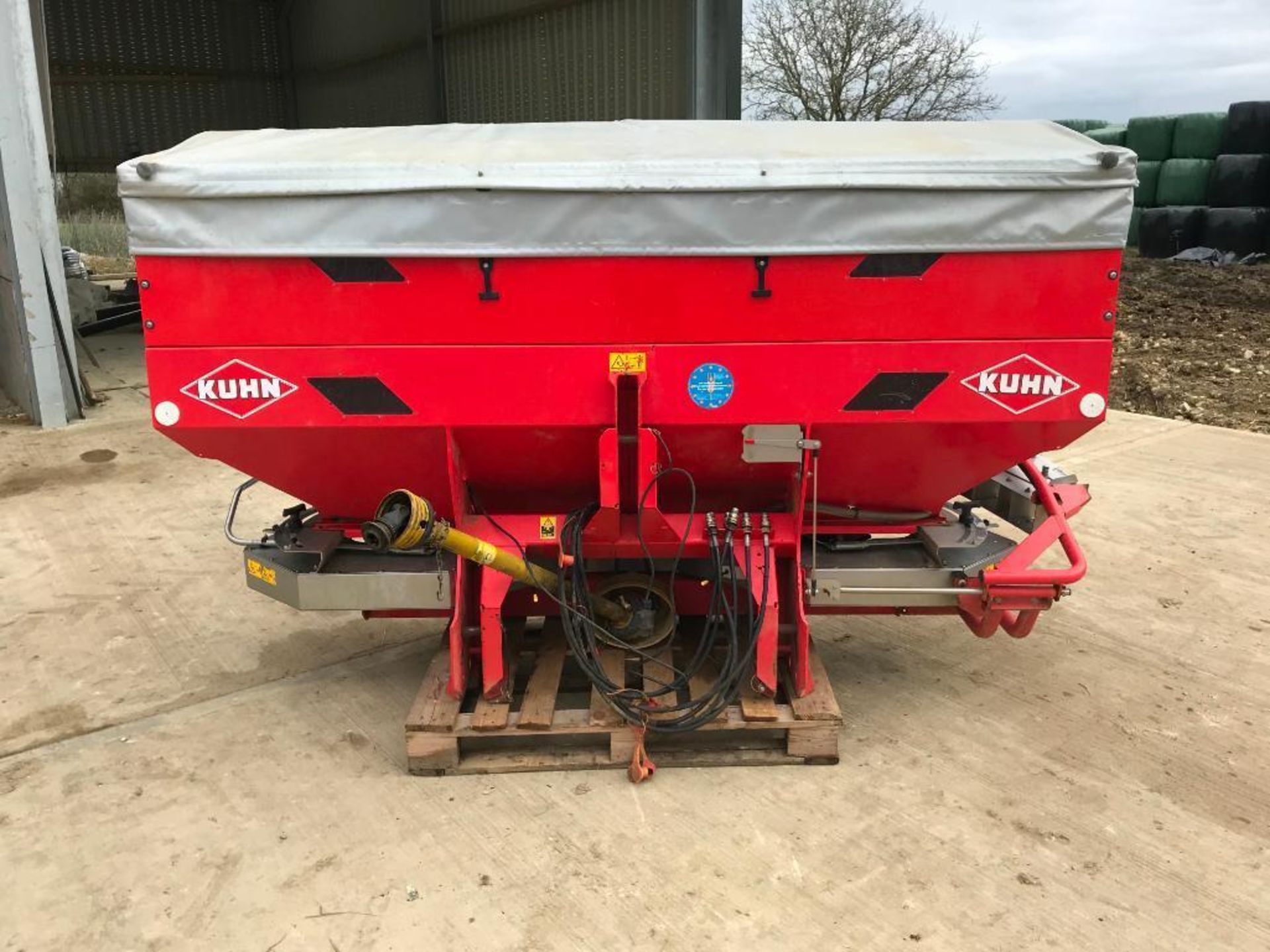 2005 Kuhn MDS1132 24m twin disc fertiliser spreader with border control, hydraulic shut off and B121 - Image 2 of 10