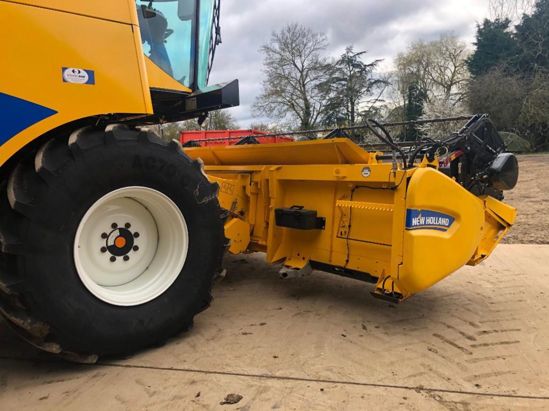 2018 New Holland TC5.90 combine harvester with straw chopper and Ceres 8000i grain monitoring system - Image 23 of 35