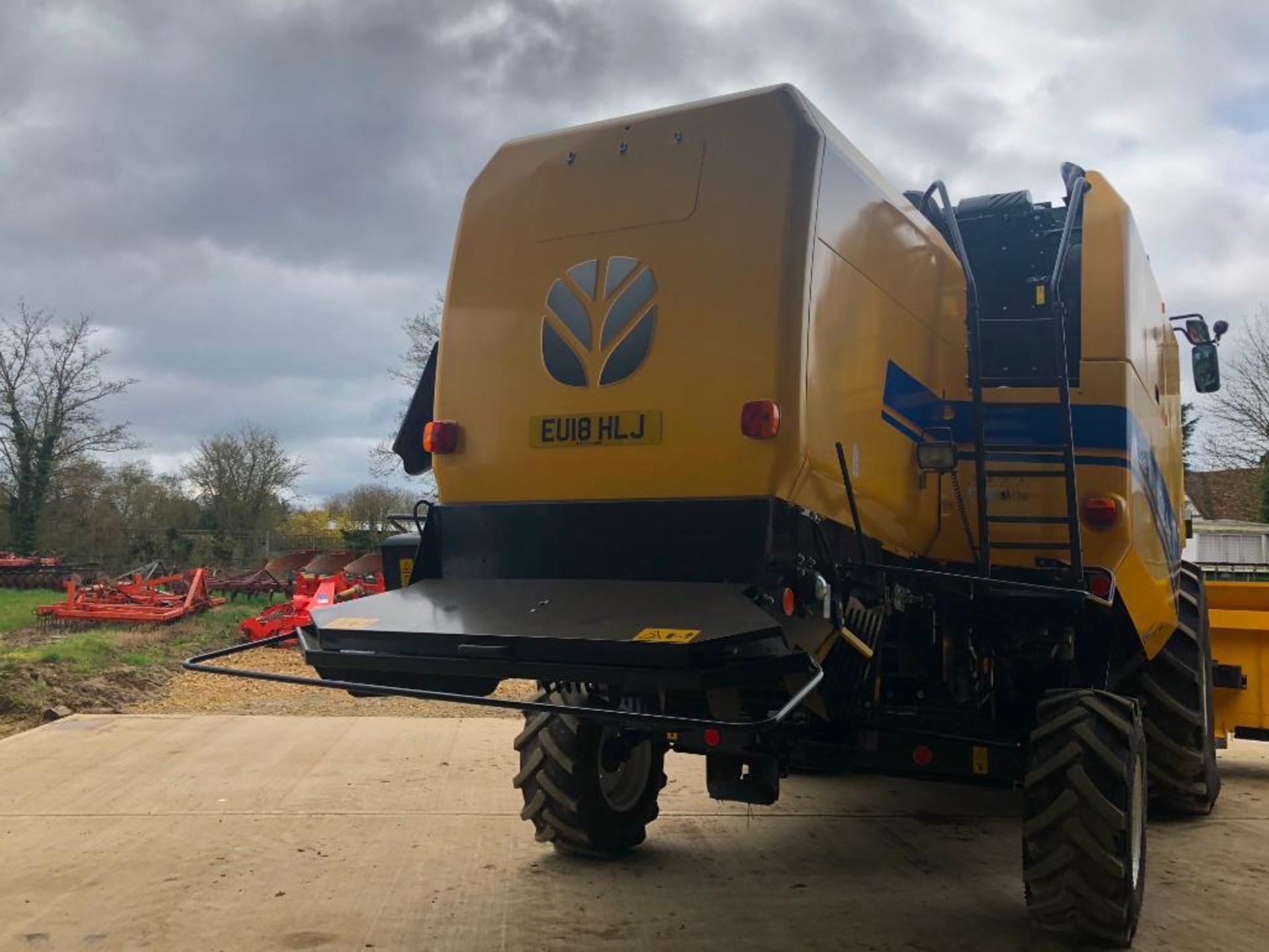 2018 New Holland TC5.90 combine harvester with straw chopper and Ceres 8000i grain monitoring system - Image 6 of 35