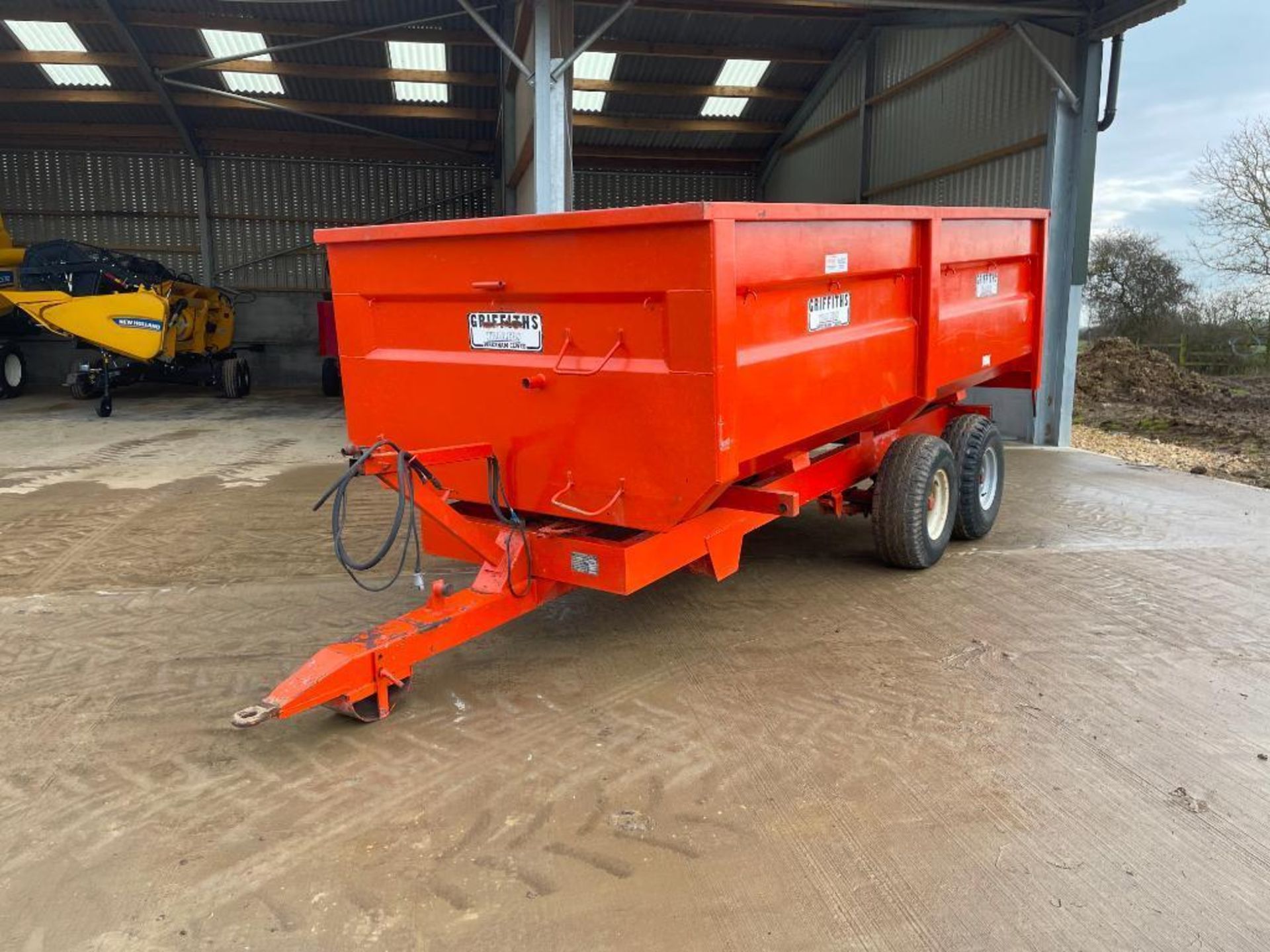 1984 Griffiths GT80 10t twin axle hydraulic tipping grain trailer with manual tailgate and grain chu - Image 4 of 15