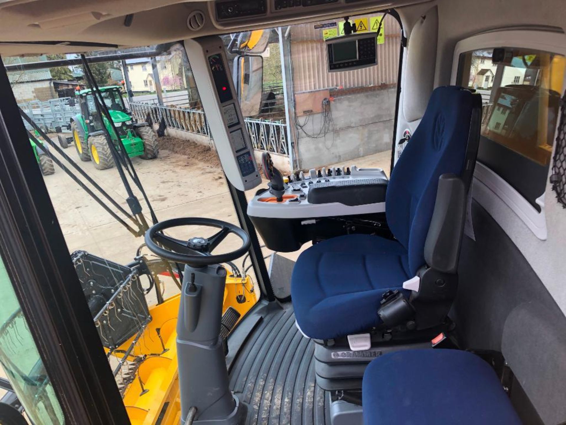 2018 New Holland TC5.90 combine harvester with straw chopper and Ceres 8000i grain monitoring system - Image 16 of 35