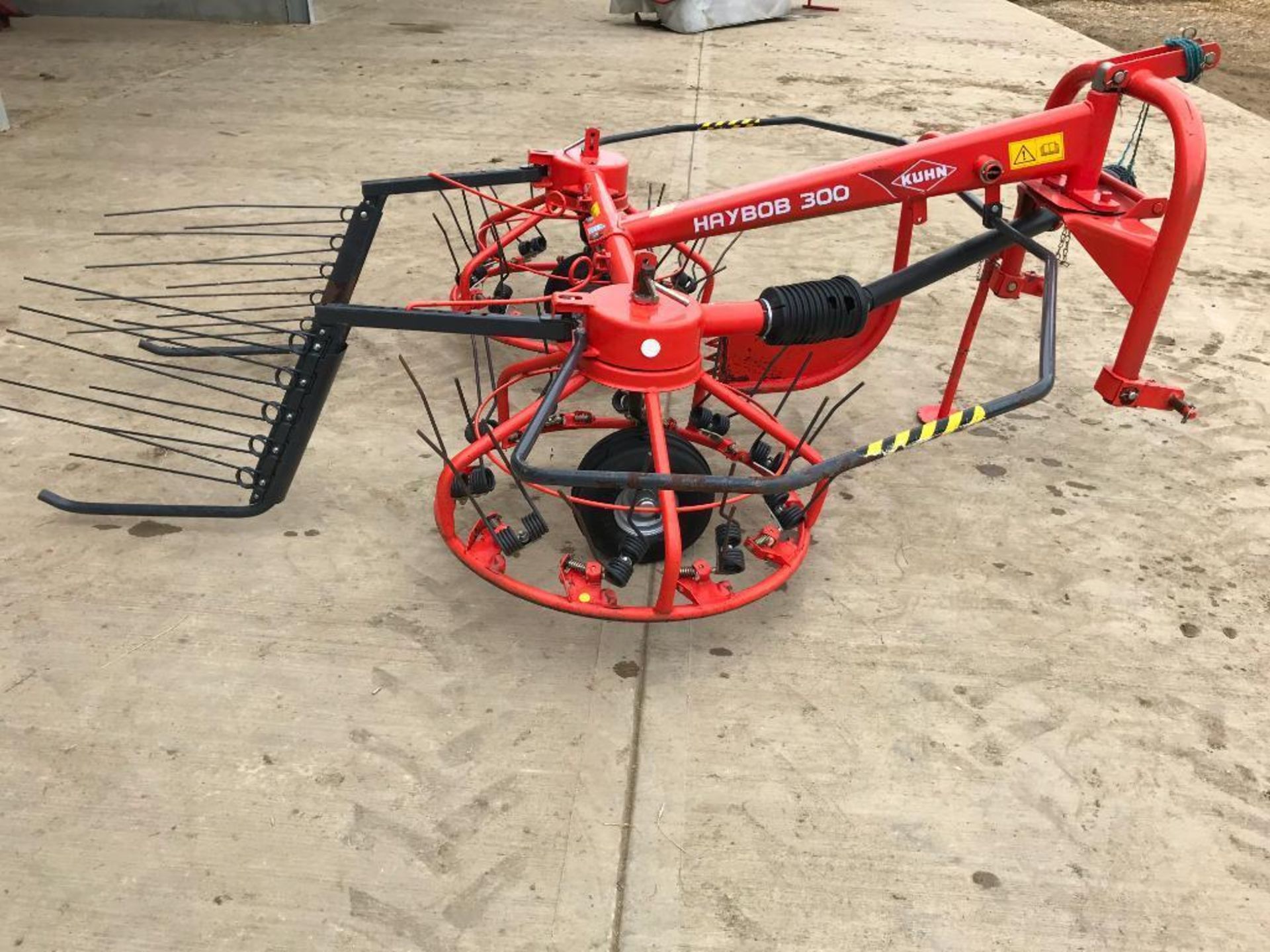 2014 Kuhn Haybob 300 twin rota tedder/rake linkage mounted. Serial No: VGTH226199. ​​​​​​​N.B. Instr - Image 3 of 9