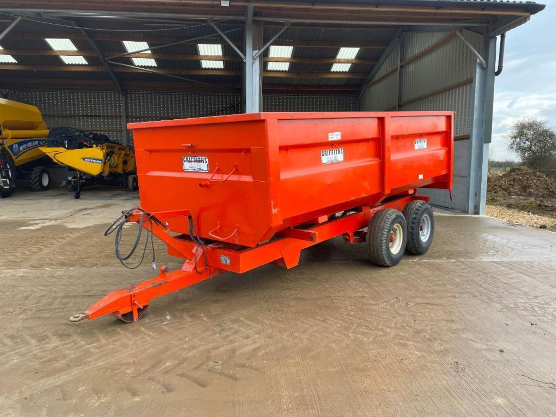 1984 Griffiths GT80 10t twin axle hydraulic tipping grain trailer with manual tailgate and grain chu - Image 2 of 15