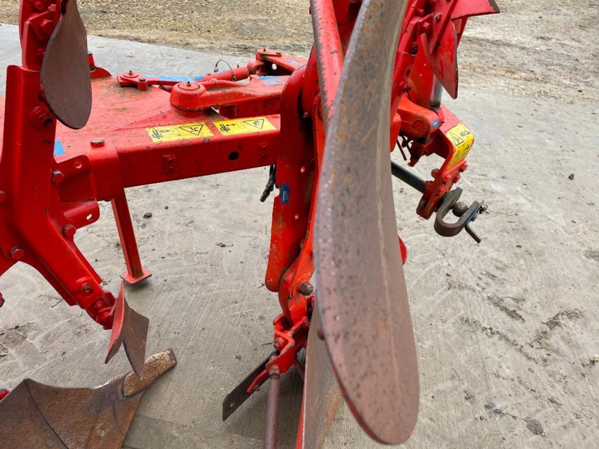 2007 Kuhn Multimaster 122 5f (4+1) reversible plough with hydraulic vari-width. Serial No: J5151. ​​ - Image 6 of 14