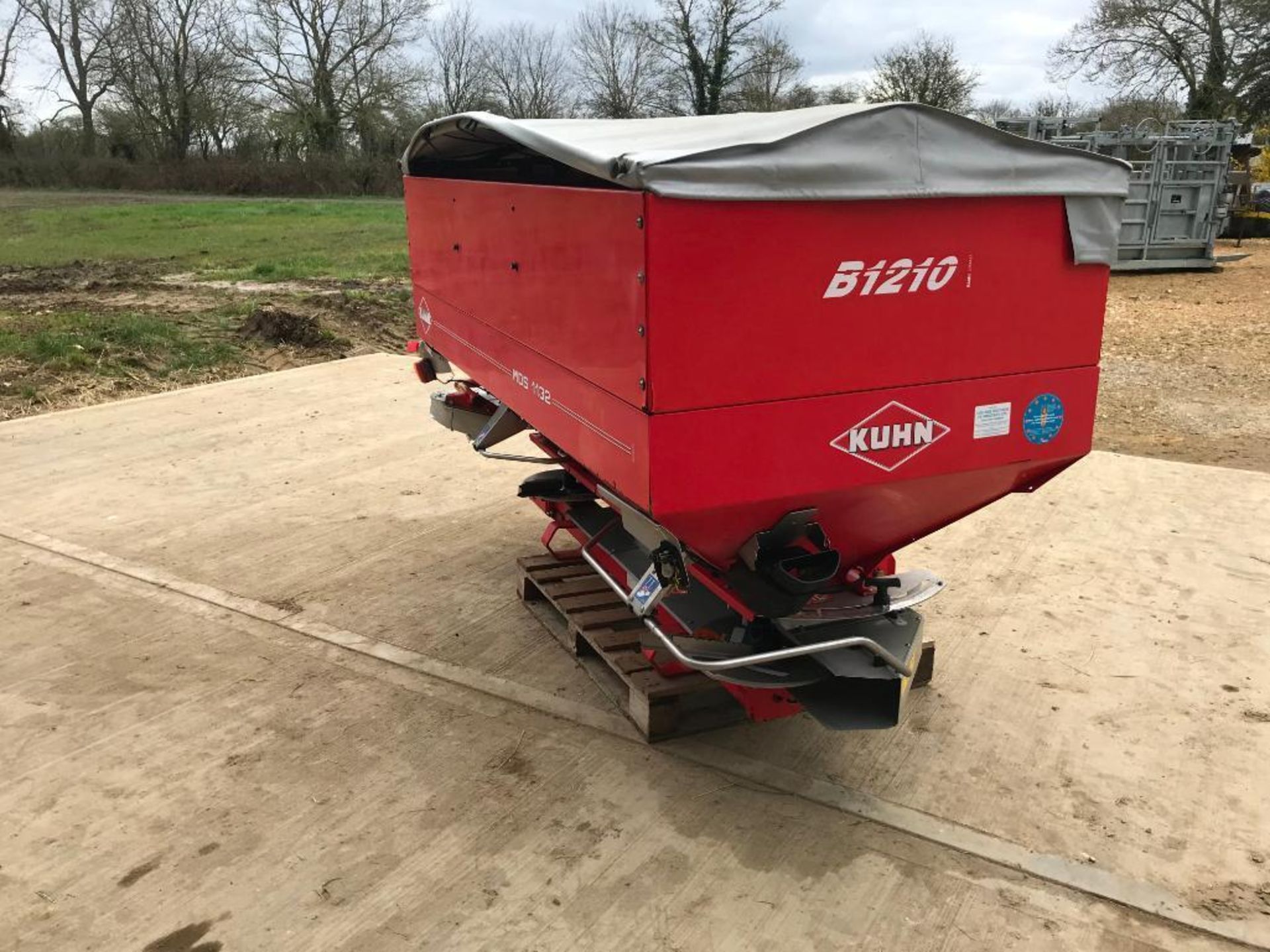 2005 Kuhn MDS1132 24m twin disc fertiliser spreader with border control, hydraulic shut off and B121 - Image 6 of 10