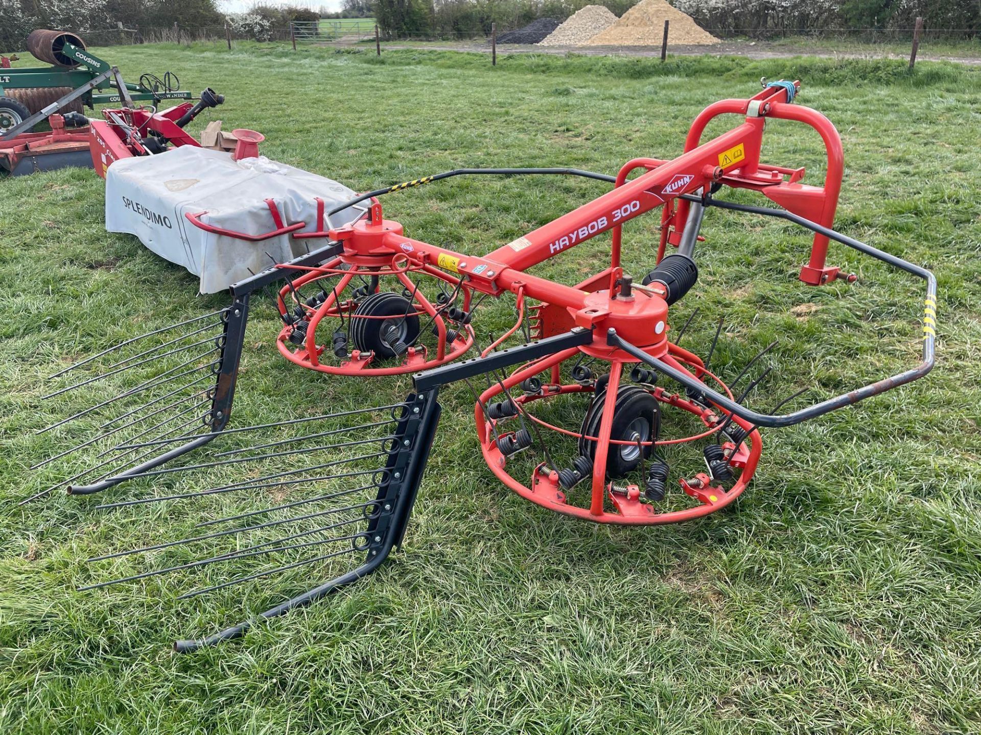 2014 Kuhn Haybob 300 twin rota tedder/rake linkage mounted. Serial No: VGTH226199. ​​​​​​​N.B. Instr - Image 9 of 9