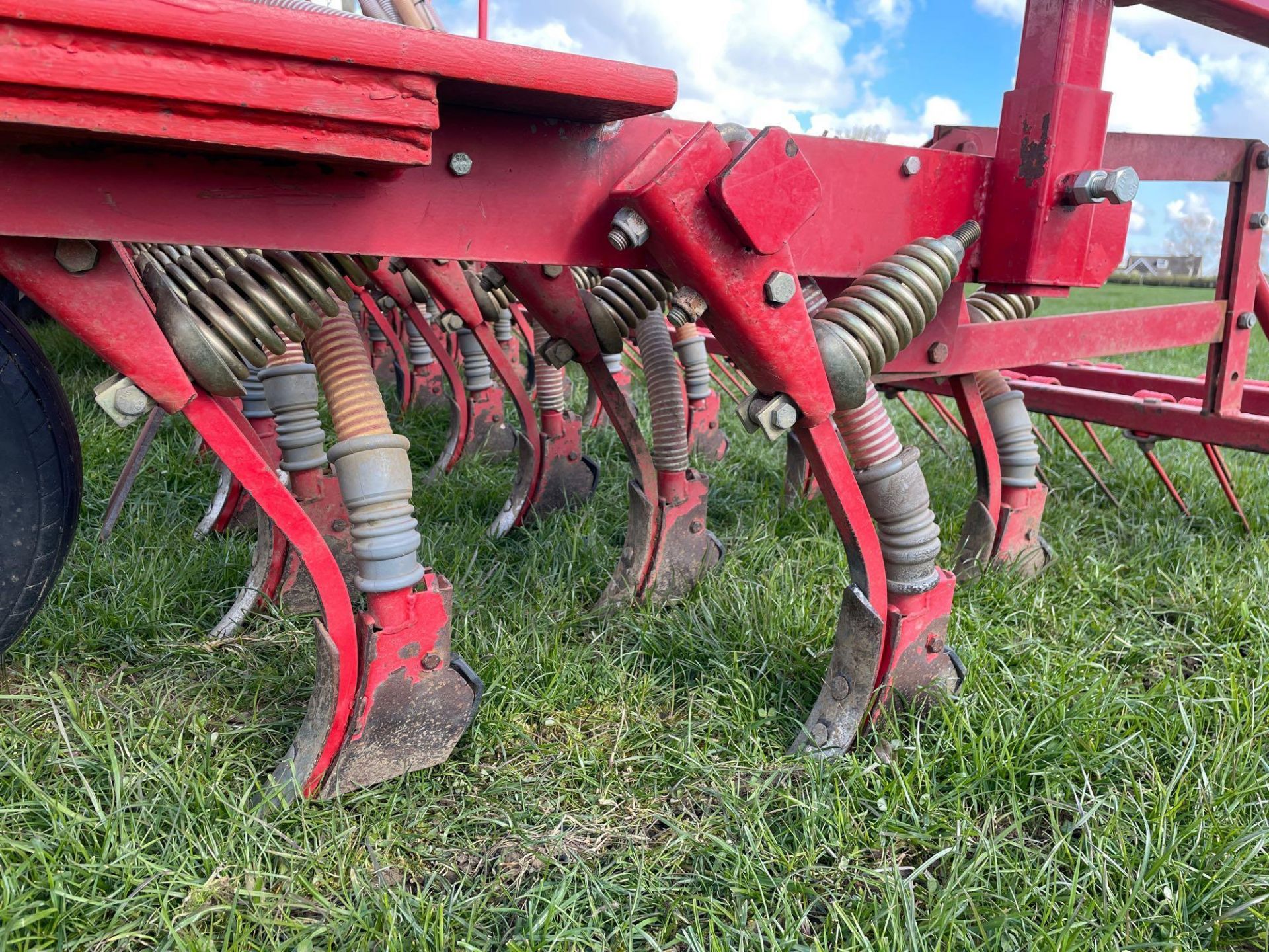 2006 Weaving 1SE6Mts 6m hydraulic folding tine drill with heavy duty springs reworked by Weaving in - Image 7 of 7