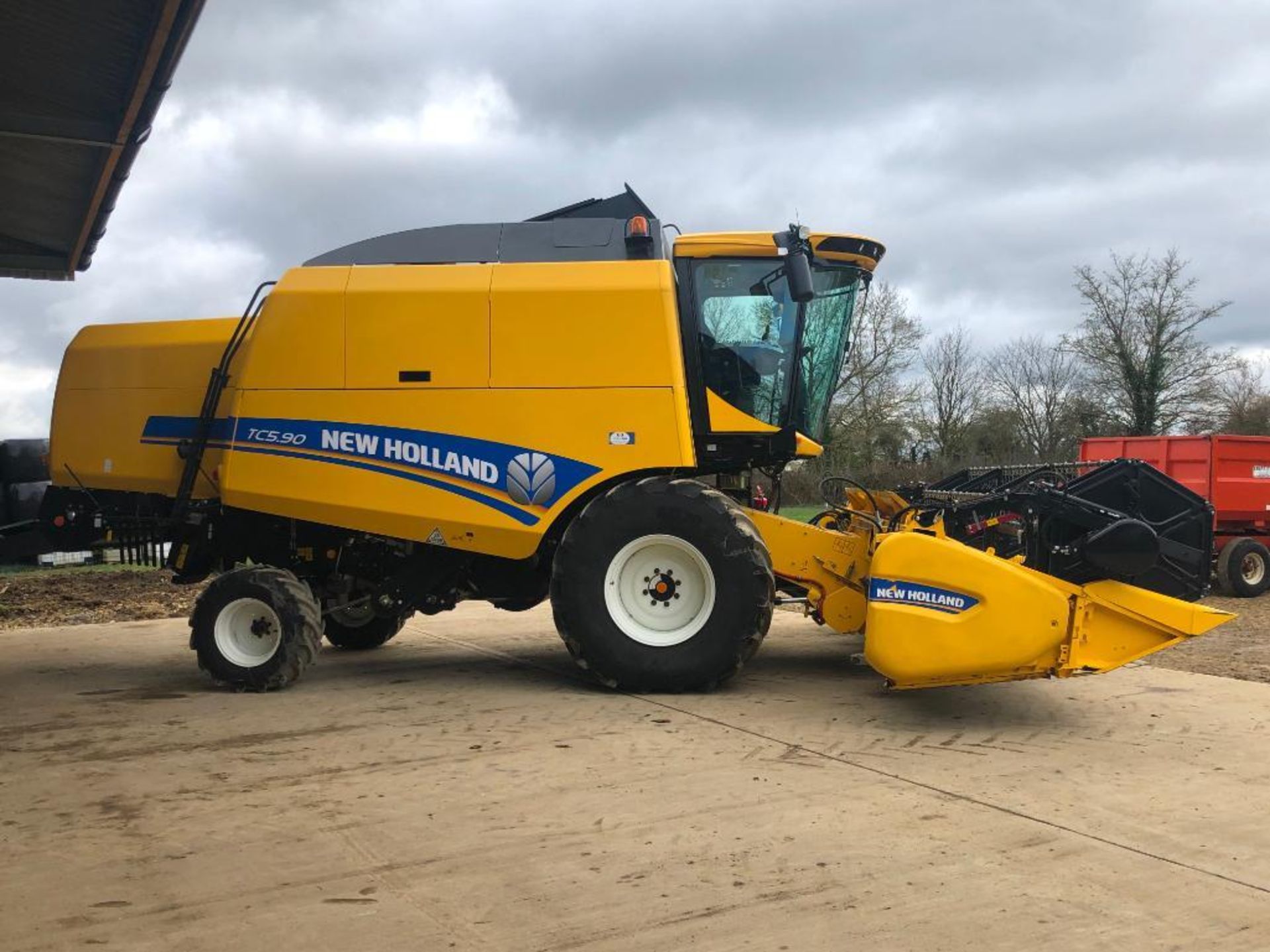 2018 New Holland TC5.90 combine harvester with straw chopper and Ceres 8000i grain monitoring system - Image 13 of 35