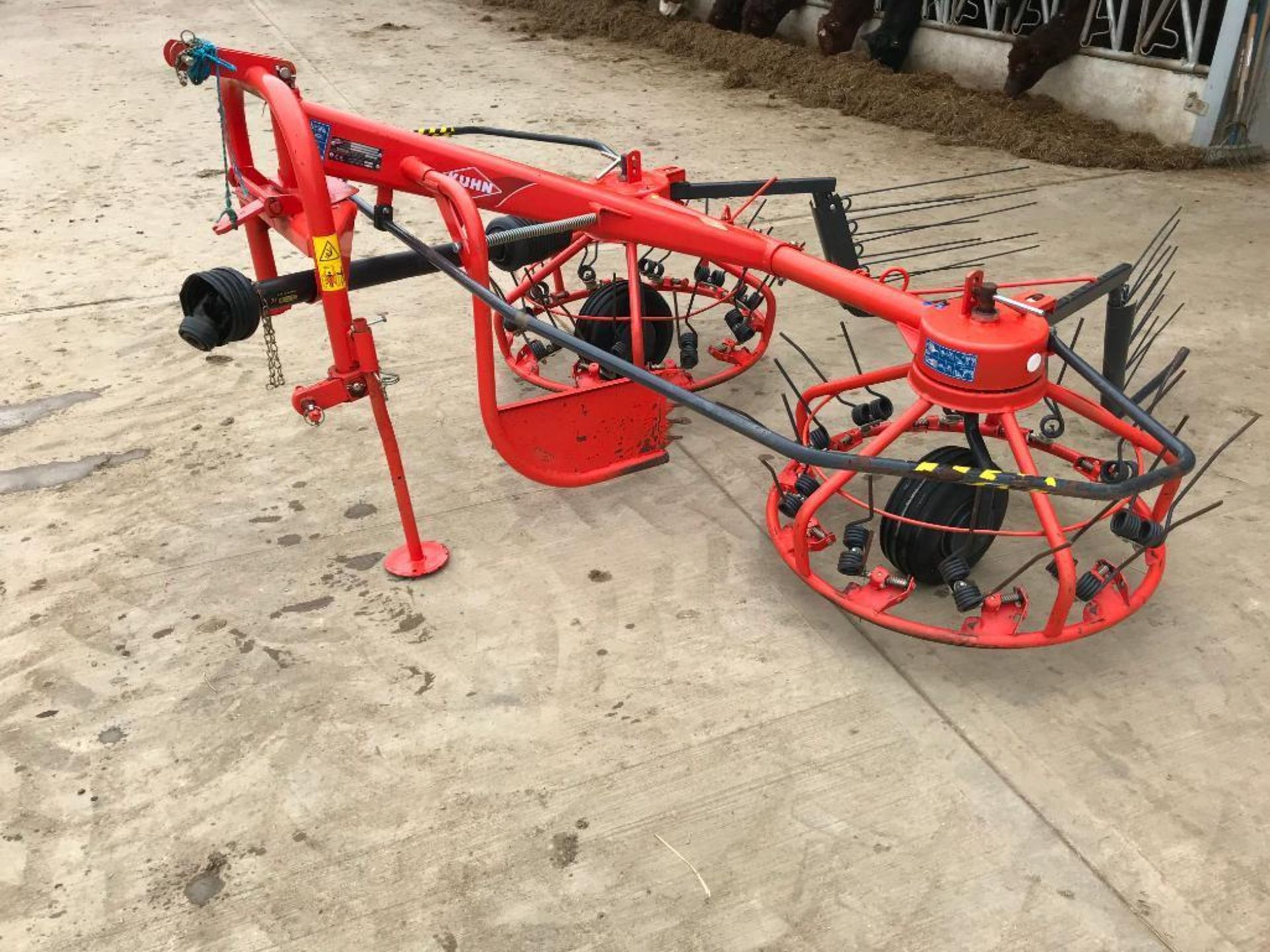 2014 Kuhn Haybob 300 twin rota tedder/rake linkage mounted. Serial No: VGTH226199. ​​​​​​​N.B. Instr - Image 2 of 9