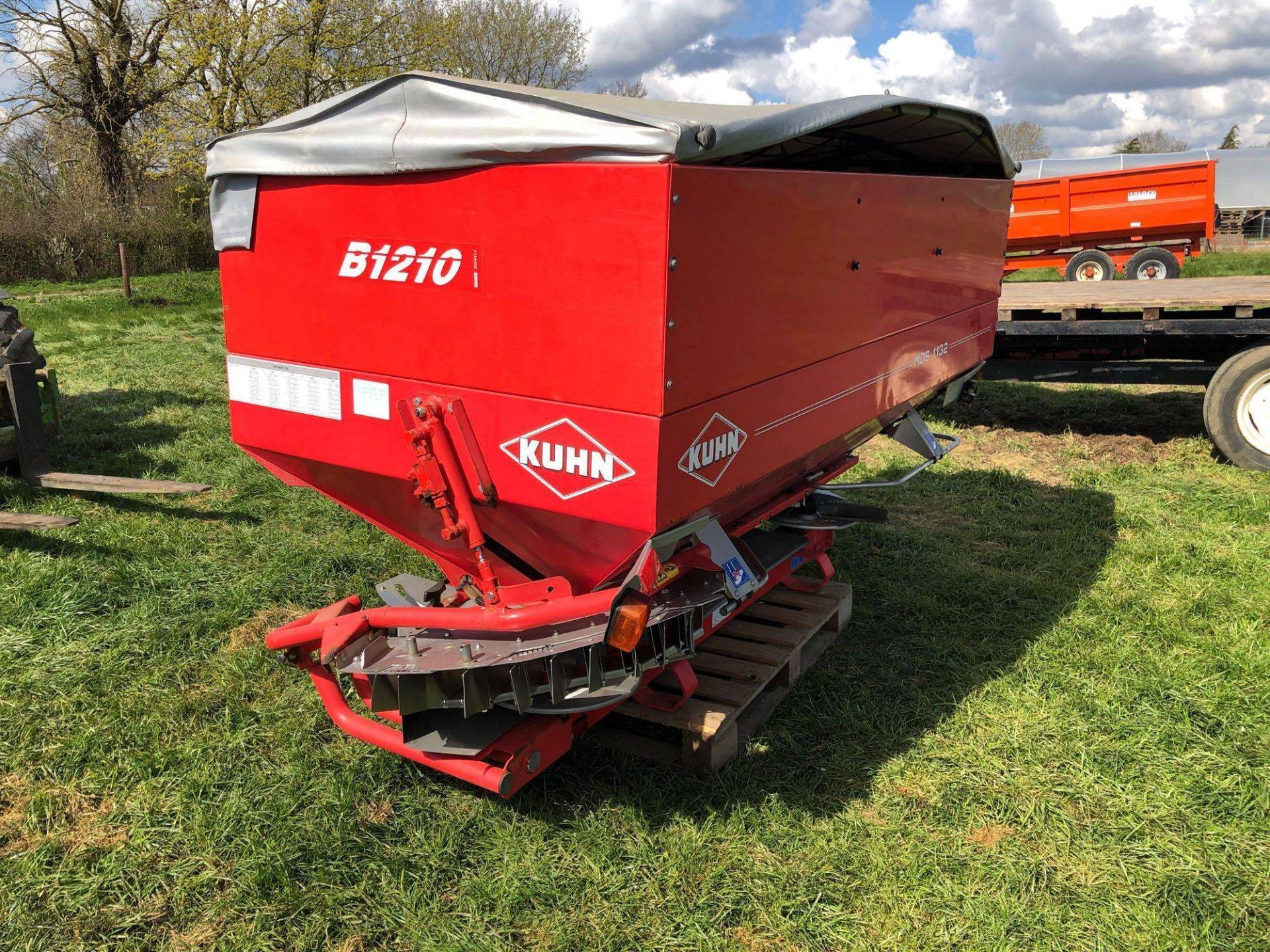 2005 Kuhn MDS1132 24m twin disc fertiliser spreader with border control, hydraulic shut off and B121 - Image 10 of 10