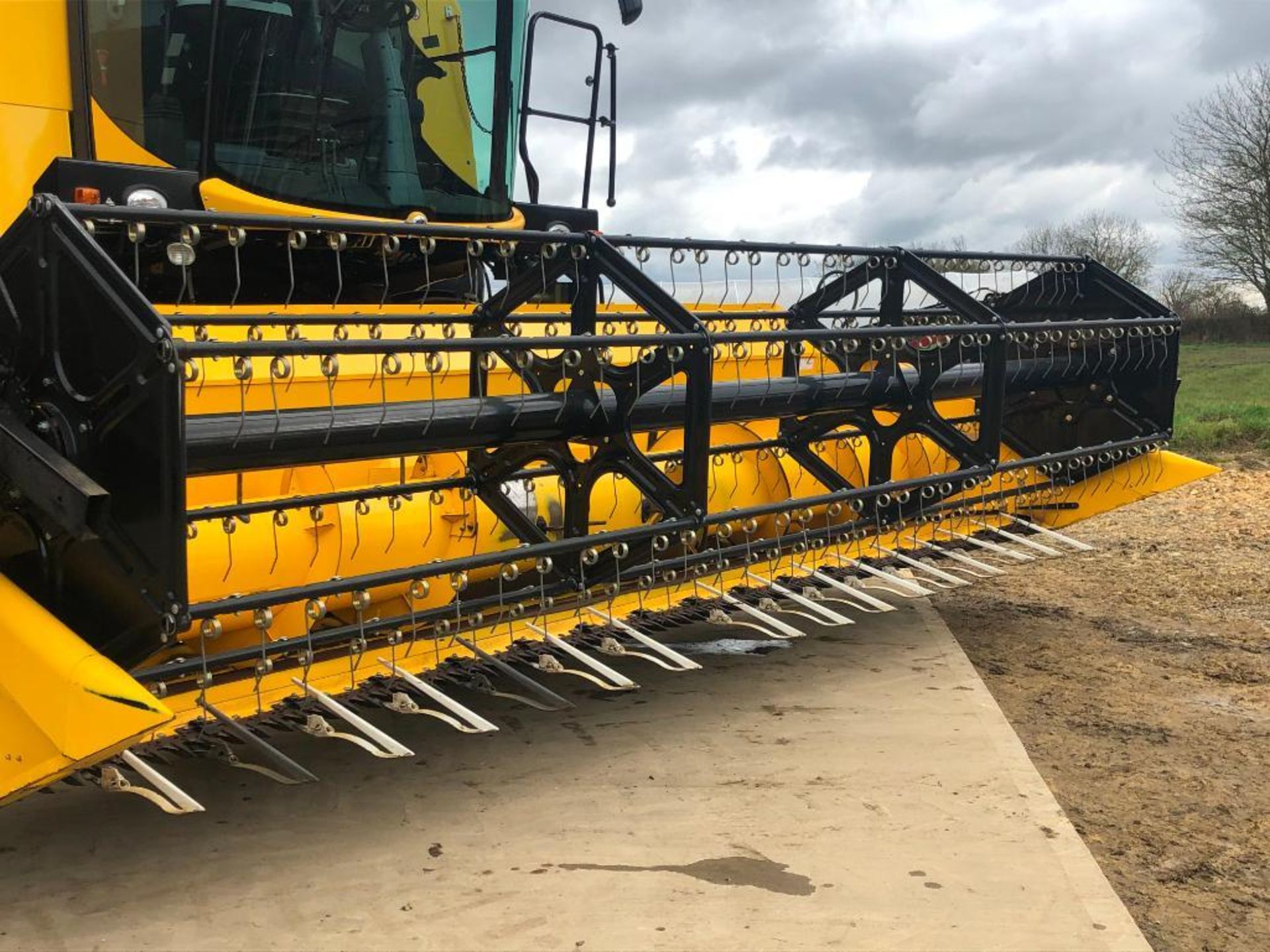 2018 New Holland TC5.90 combine harvester with straw chopper and Ceres 8000i grain monitoring system - Image 15 of 35