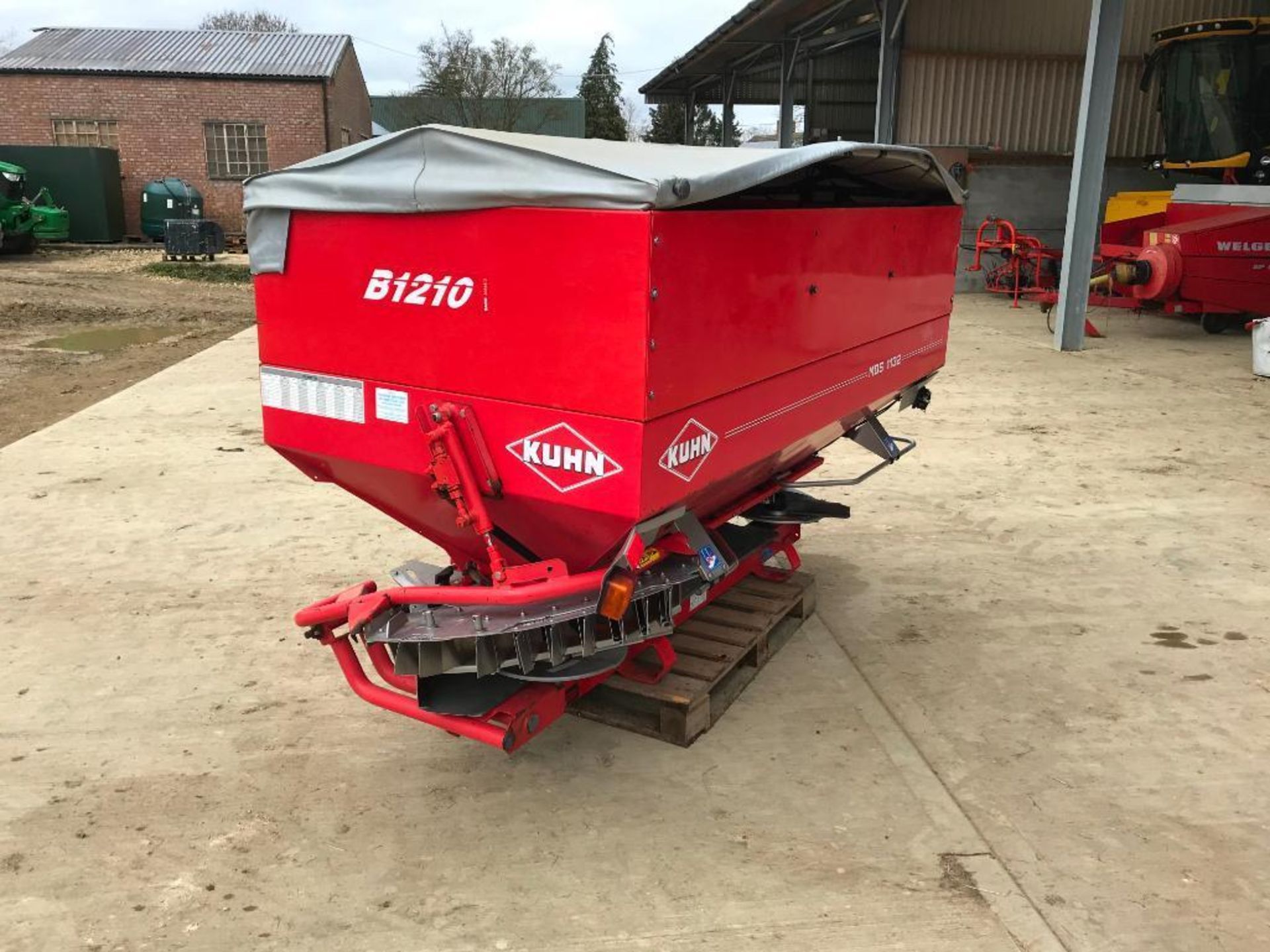 2005 Kuhn MDS1132 24m twin disc fertiliser spreader with border control, hydraulic shut off and B121 - Image 4 of 10