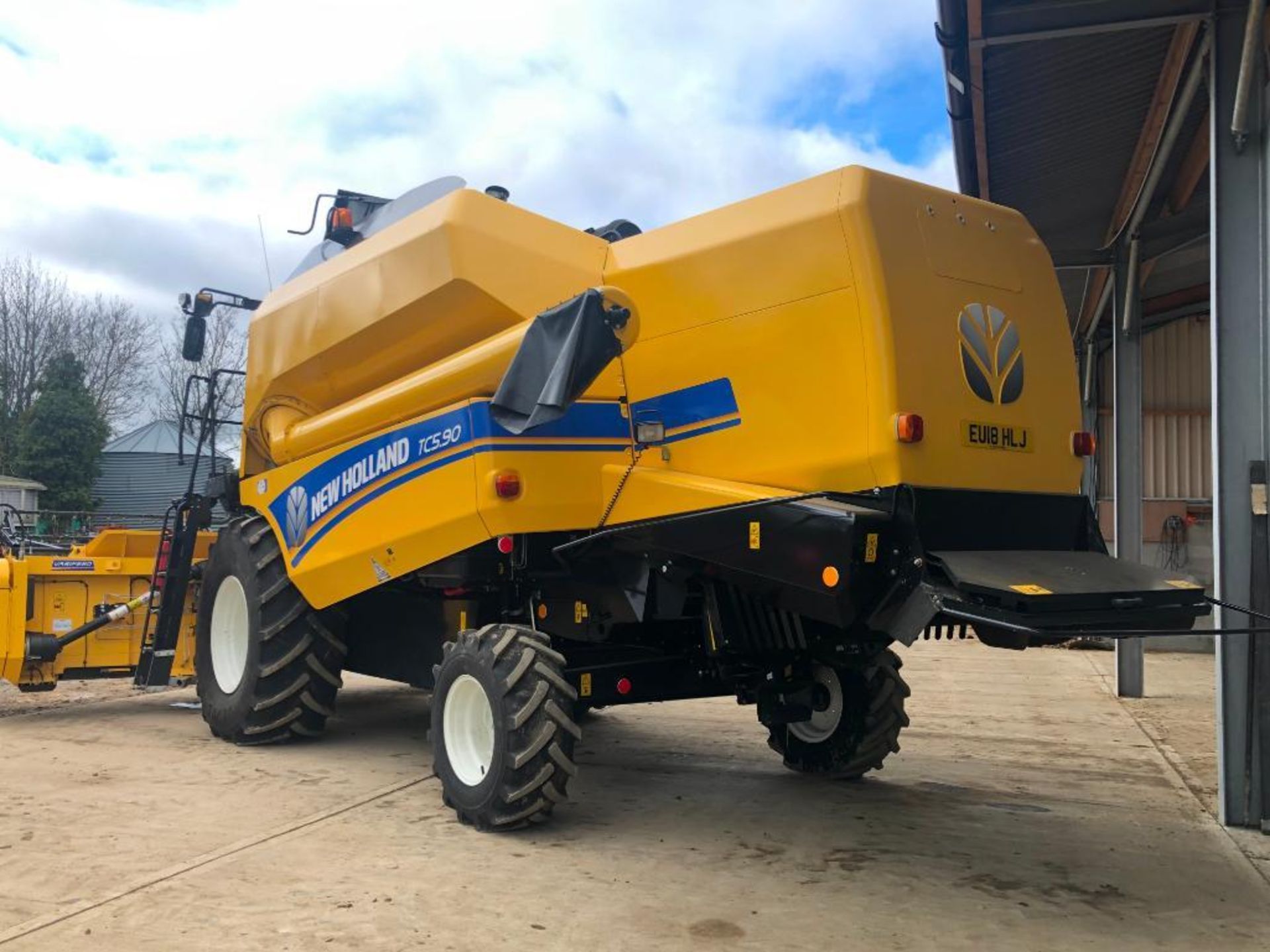 2018 New Holland TC5.90 combine harvester with straw chopper and Ceres 8000i grain monitoring system - Image 4 of 35