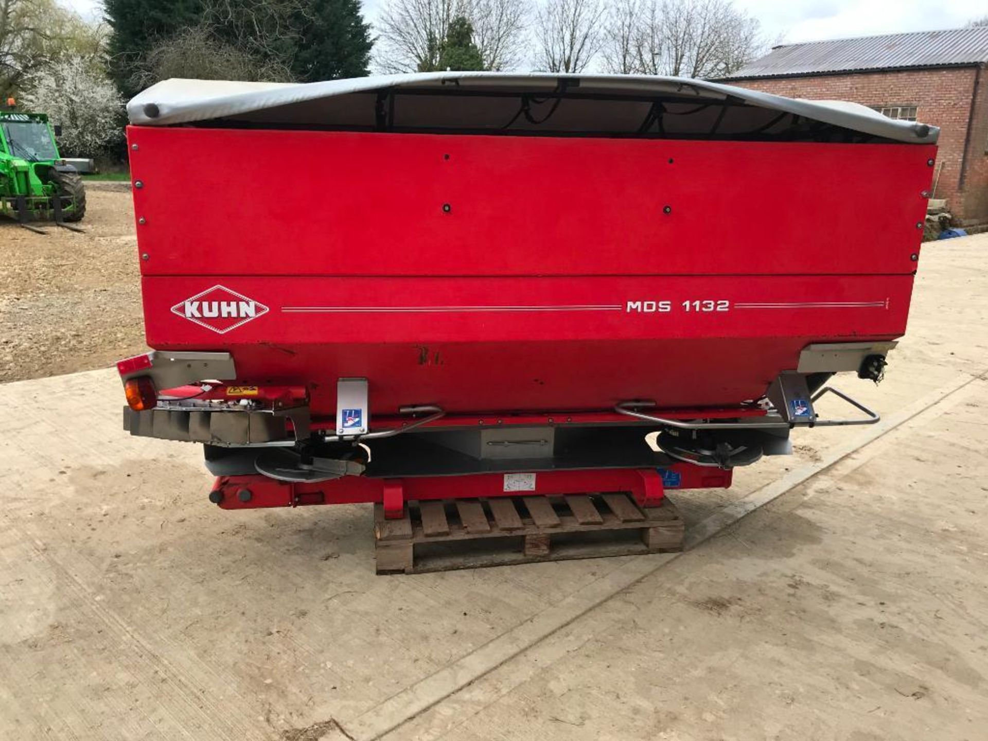 2005 Kuhn MDS1132 24m twin disc fertiliser spreader with border control, hydraulic shut off and B121 - Image 5 of 10