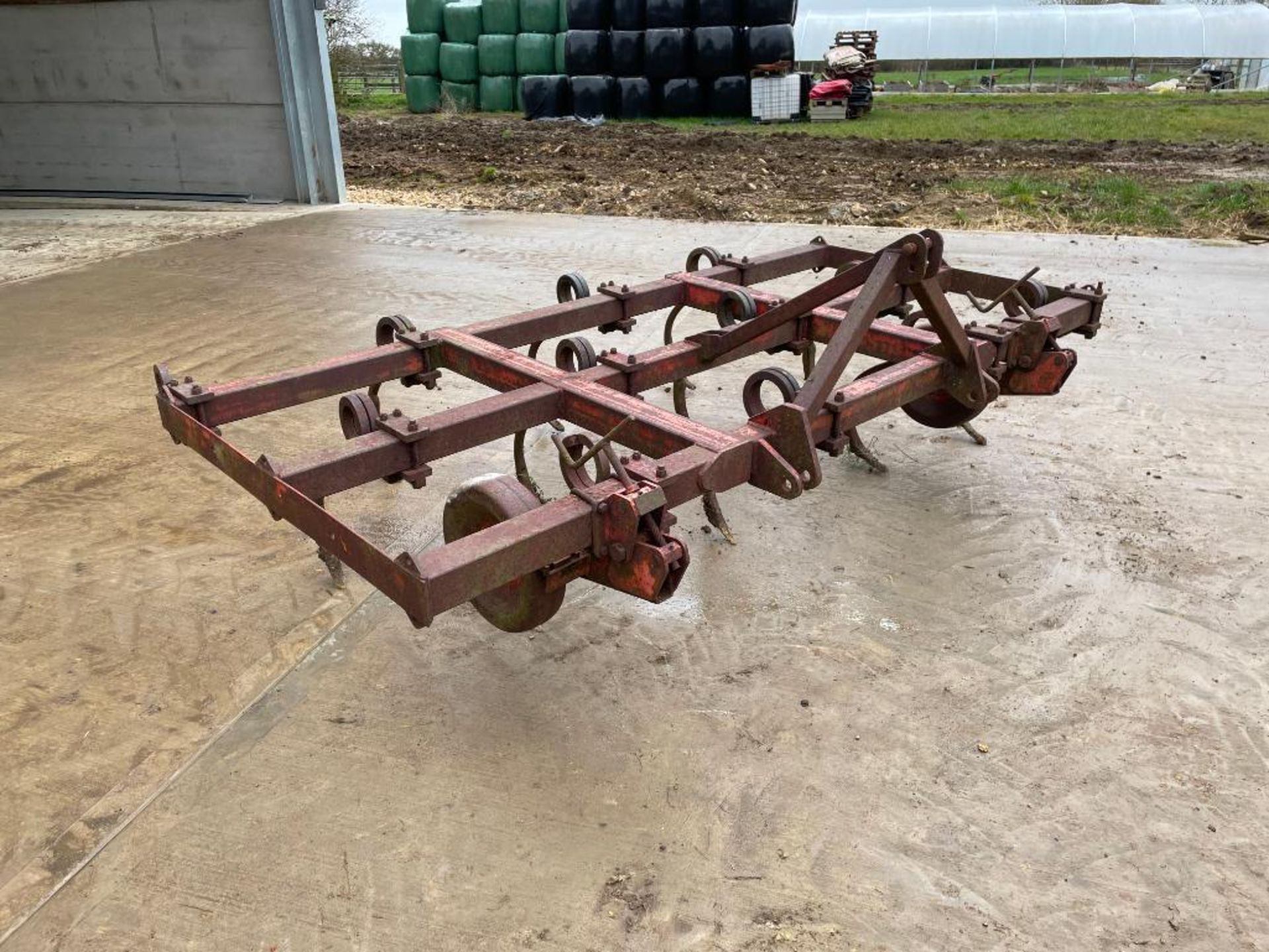 Massey Ferguson 9ft 6inch pig tail cultivator with depth wheels - Image 2 of 7