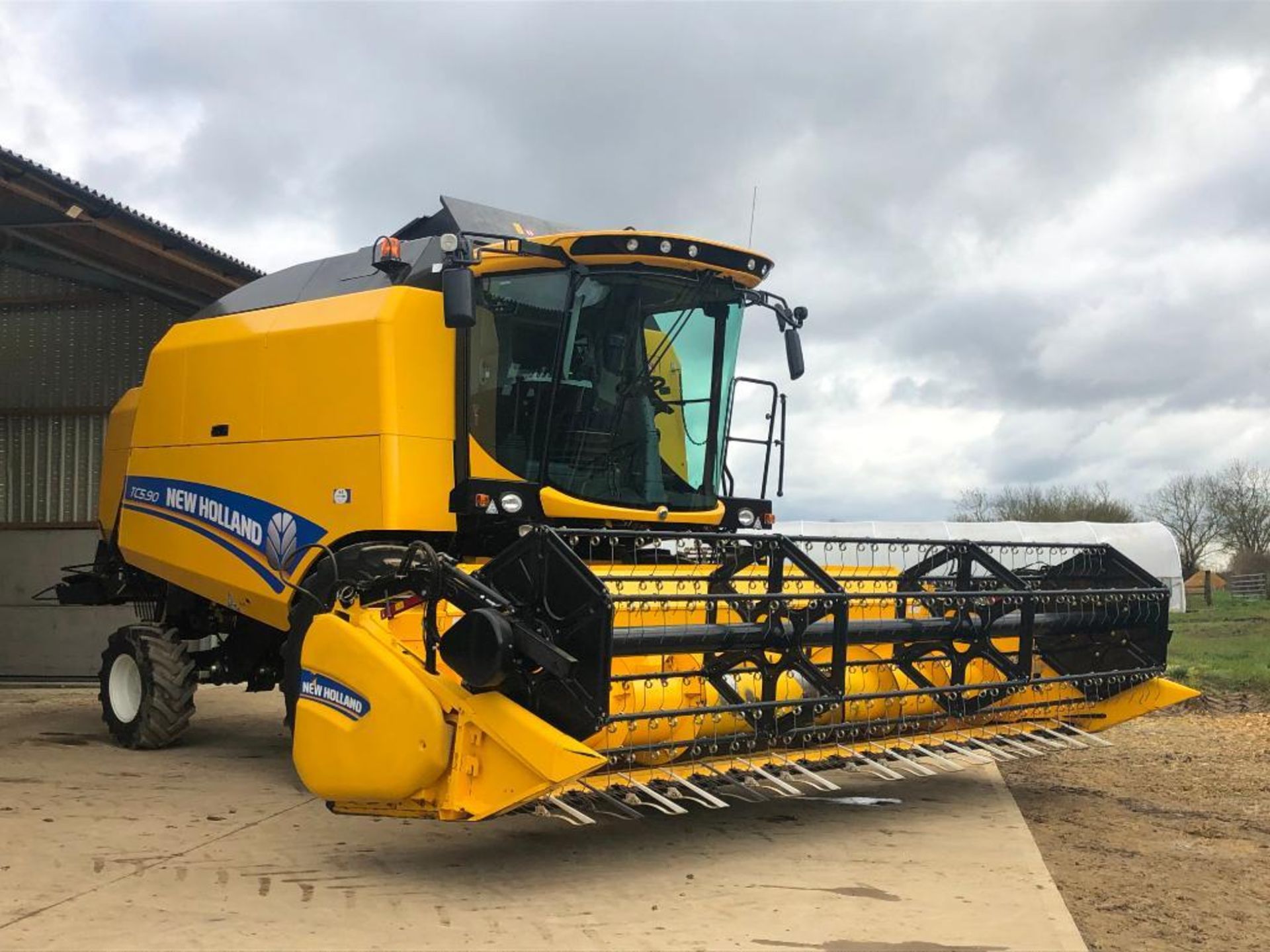 2018 New Holland TC5.90 combine harvester with straw chopper and Ceres 8000i grain monitoring system - Image 14 of 35