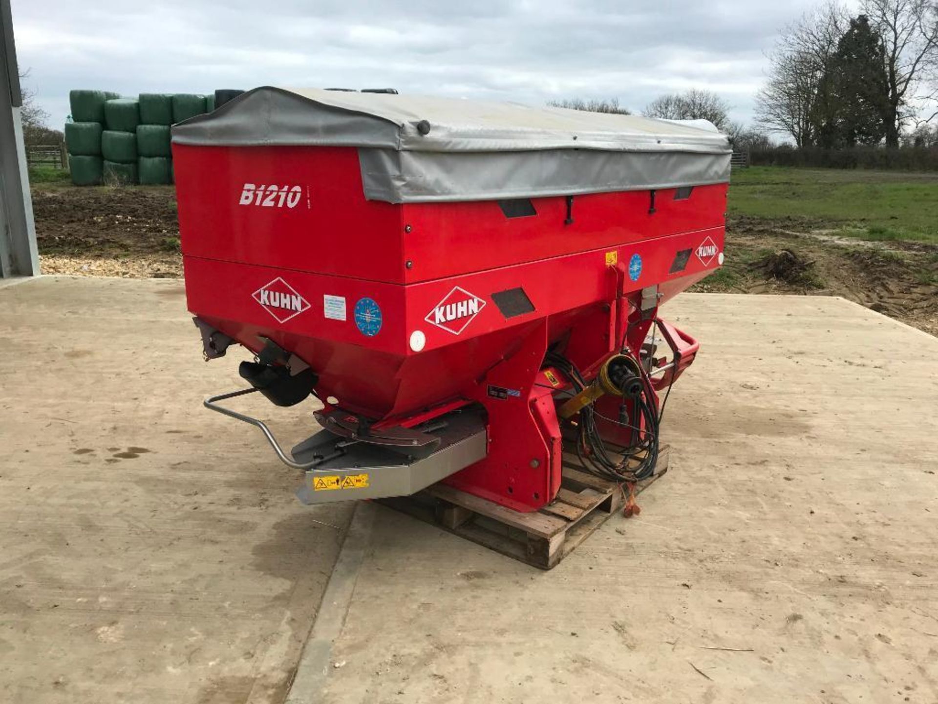 2005 Kuhn MDS1132 24m twin disc fertiliser spreader with border control, hydraulic shut off and B121 - Image 8 of 10