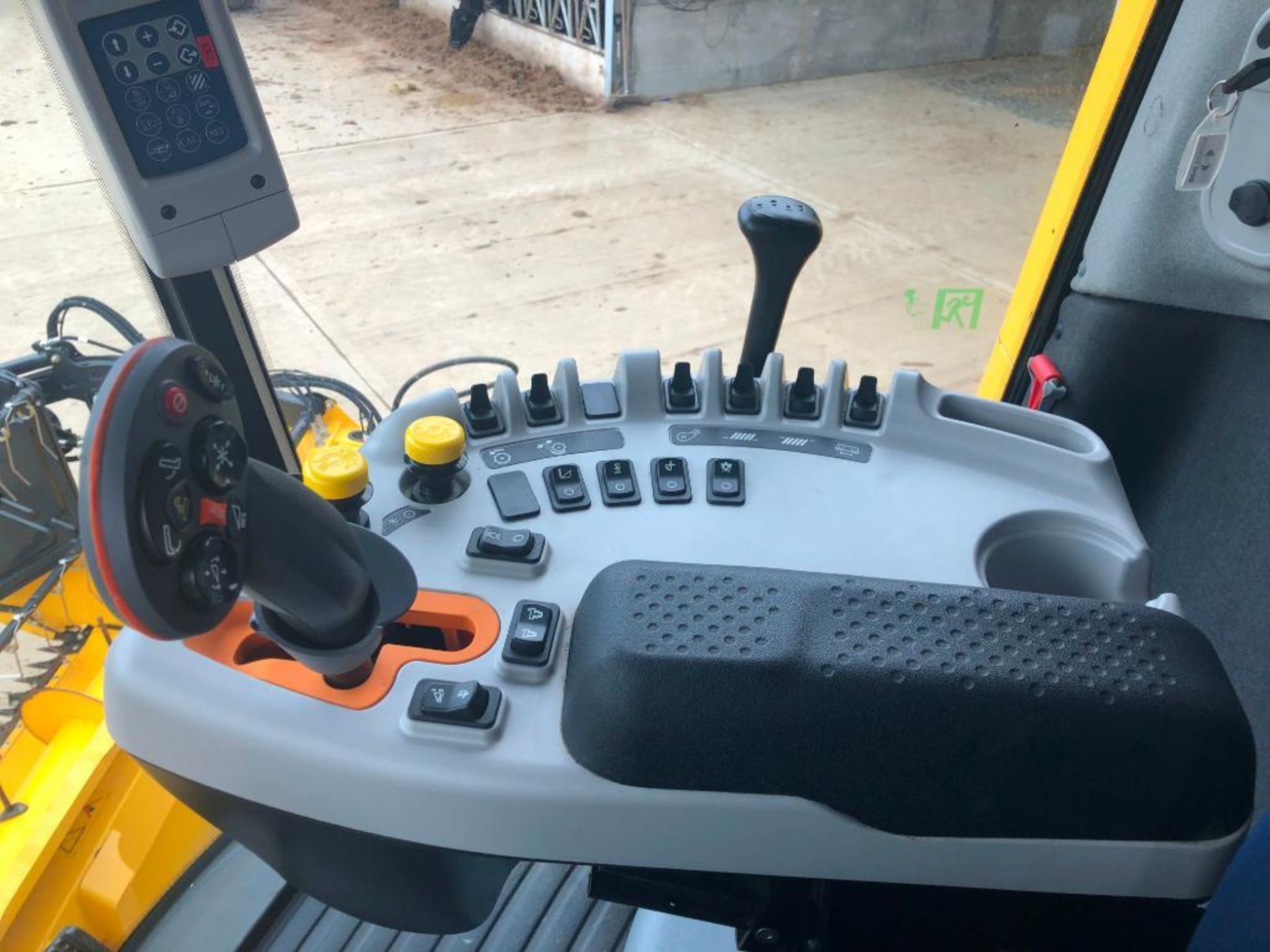 2018 New Holland TC5.90 combine harvester with straw chopper and Ceres 8000i grain monitoring system - Image 19 of 35