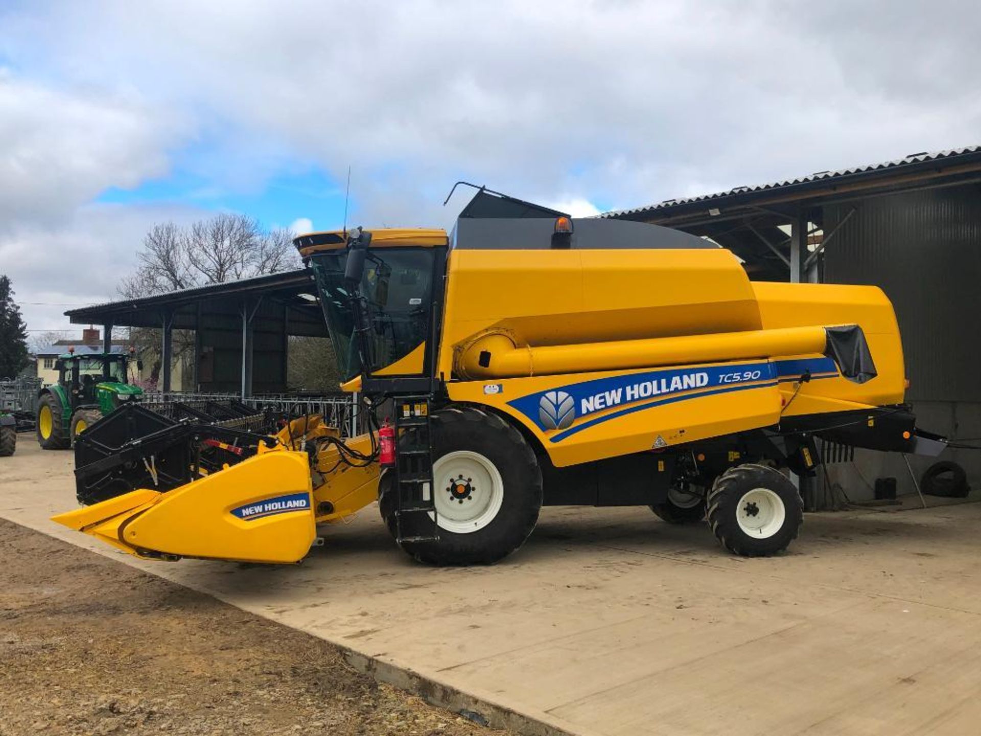 2018 New Holland TC5.90 combine harvester with straw chopper and Ceres 8000i grain monitoring system - Image 3 of 35