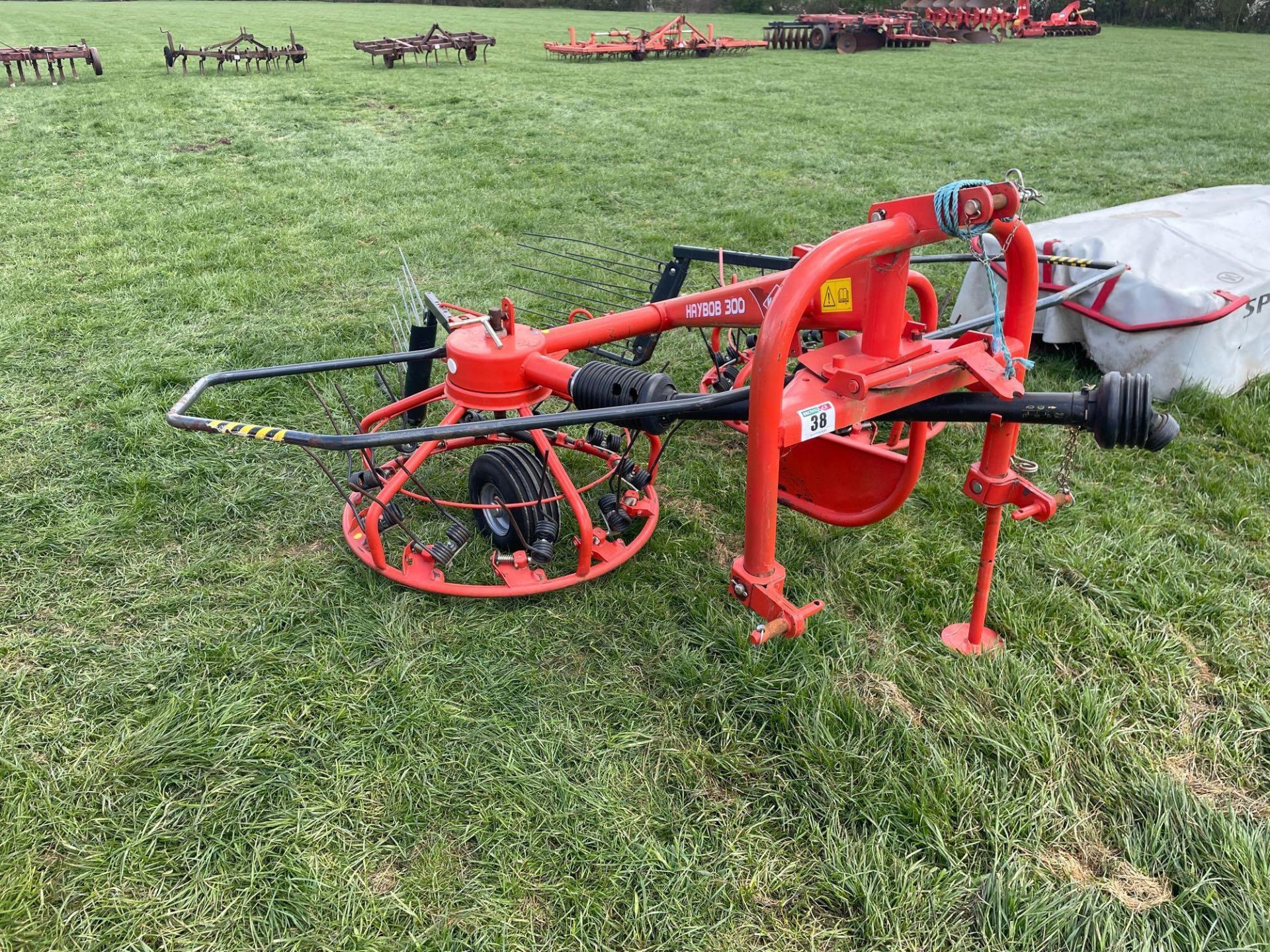 2014 Kuhn Haybob 300 twin rota tedder/rake linkage mounted. Serial No: VGTH226199. ​​​​​​​N.B. Instr - Image 8 of 9