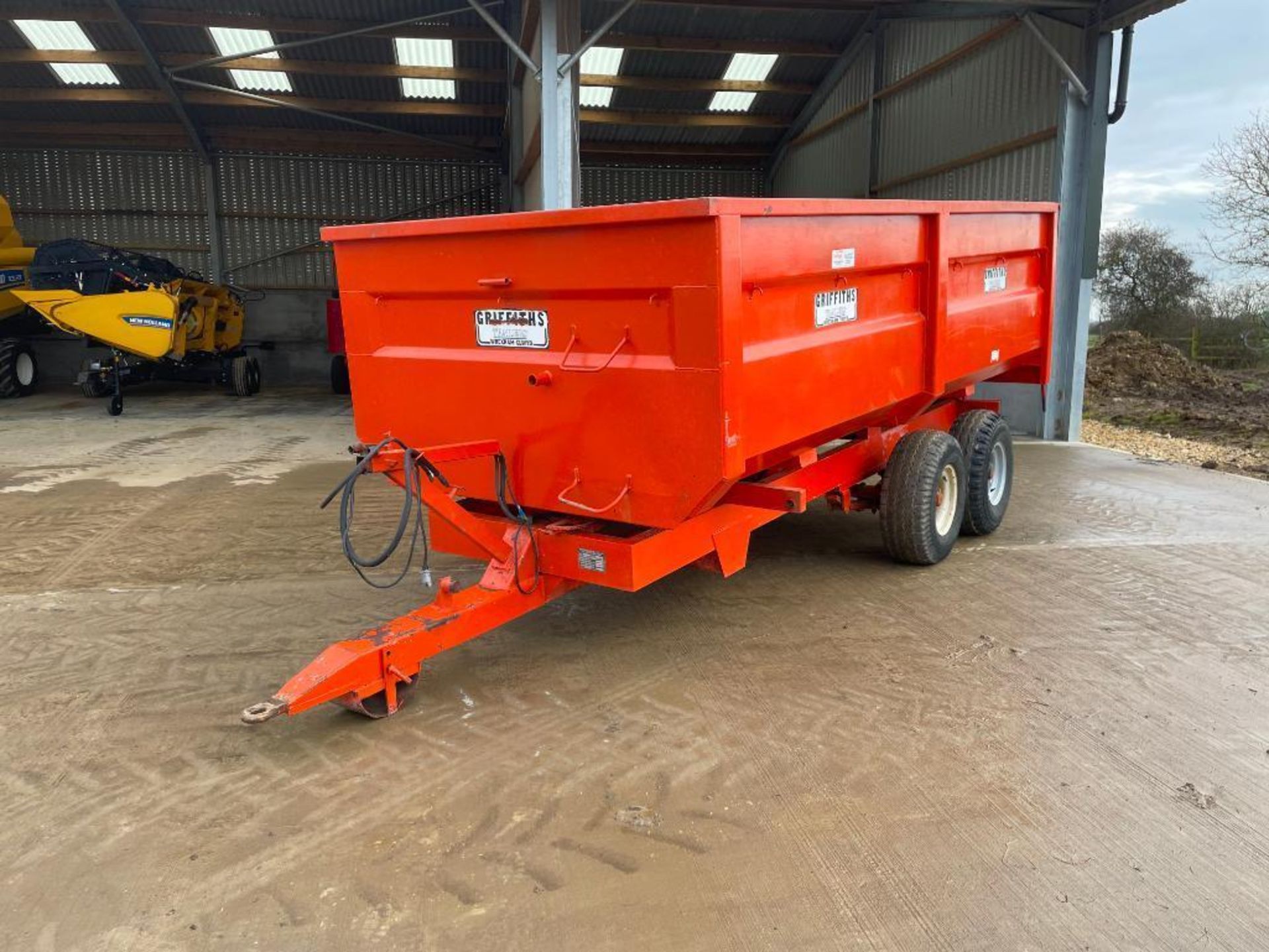 1984 Griffiths GT80 10t twin axle hydraulic tipping grain trailer with manual tailgate and grain chu - Image 3 of 15