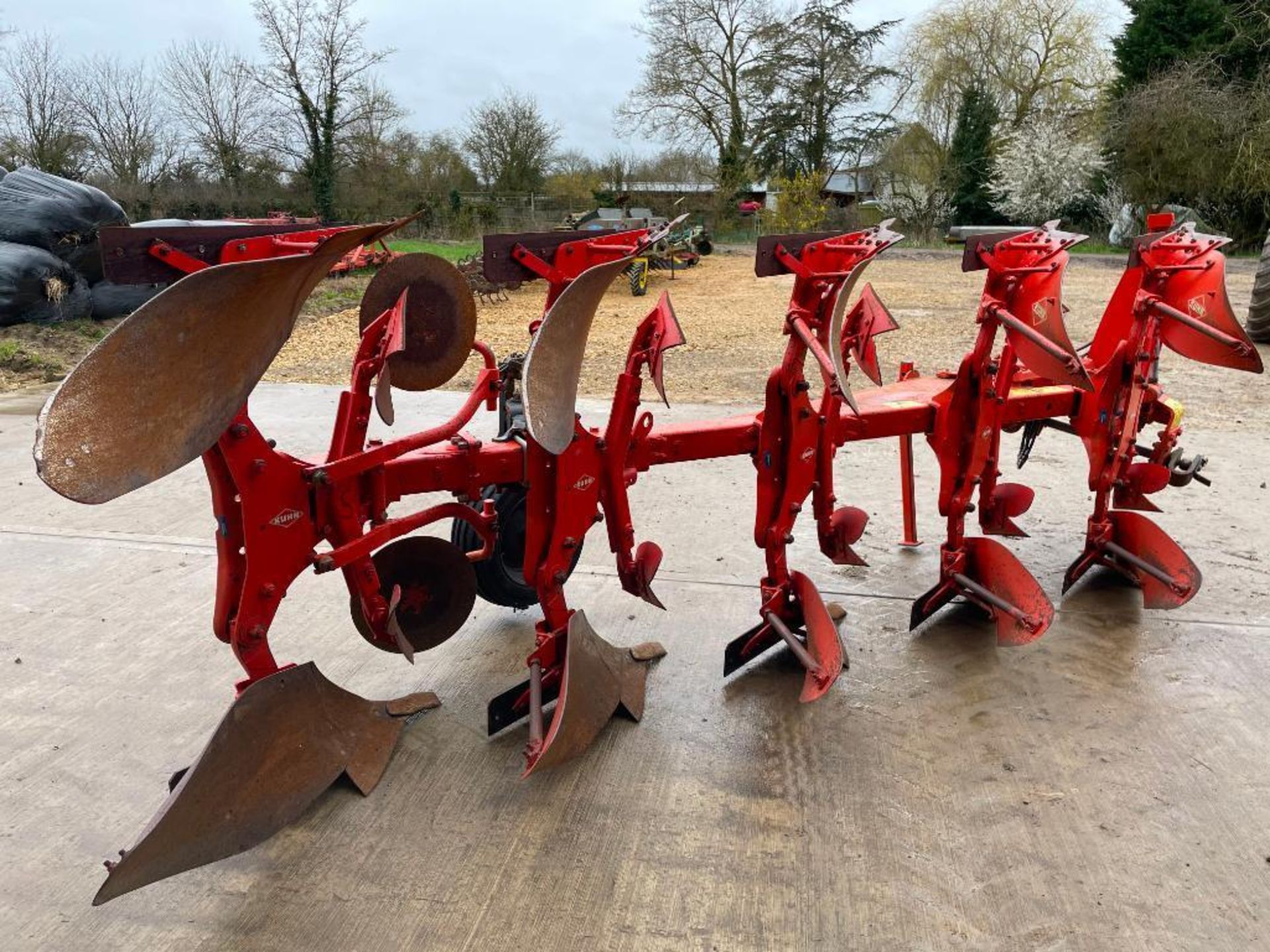 2007 Kuhn Multimaster 122 5f (4+1) reversible plough with hydraulic vari-width. Serial No: J5151. ​​ - Image 8 of 14