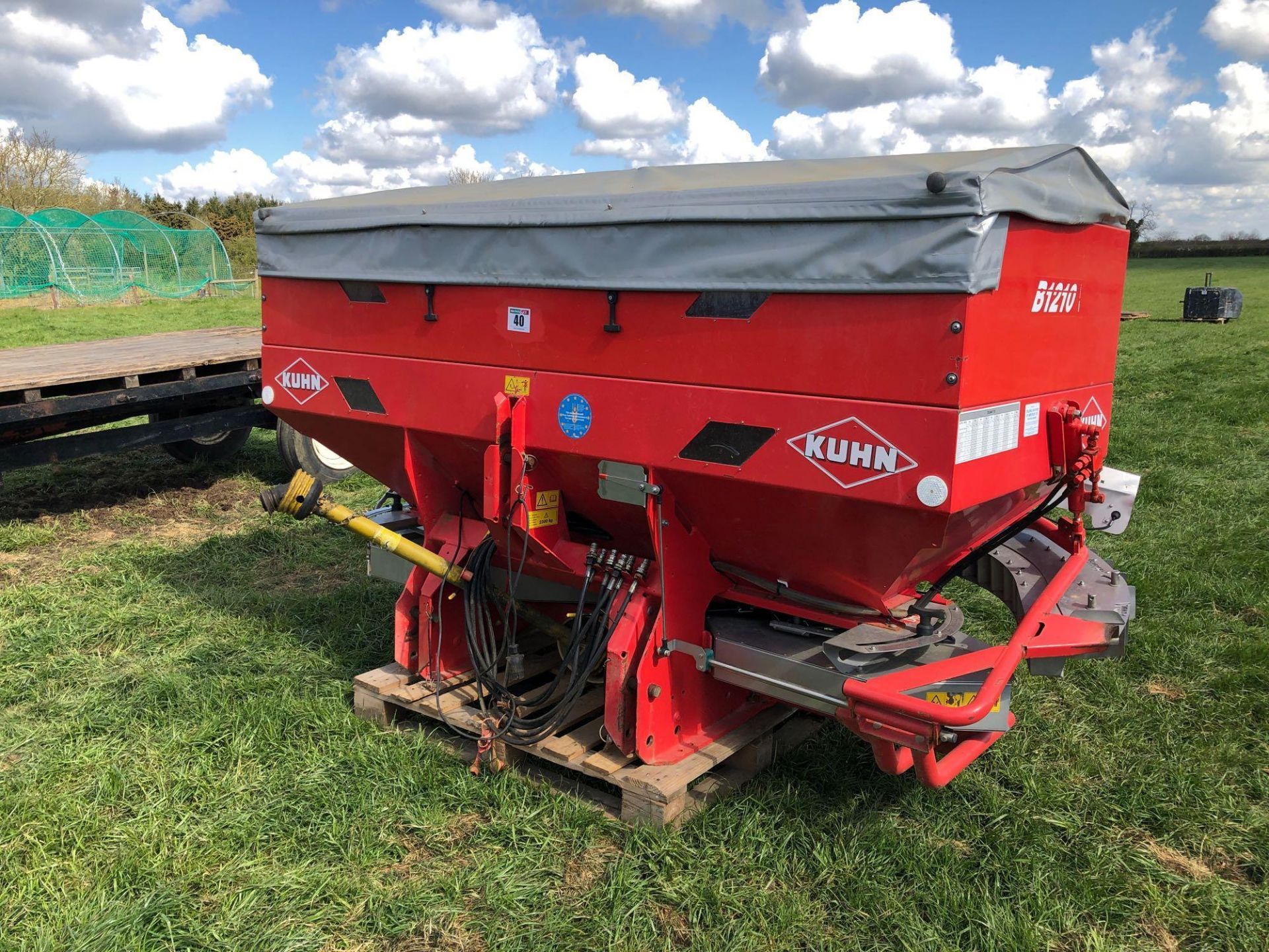 2005 Kuhn MDS1132 24m twin disc fertiliser spreader with border control, hydraulic shut off and B121 - Image 9 of 10
