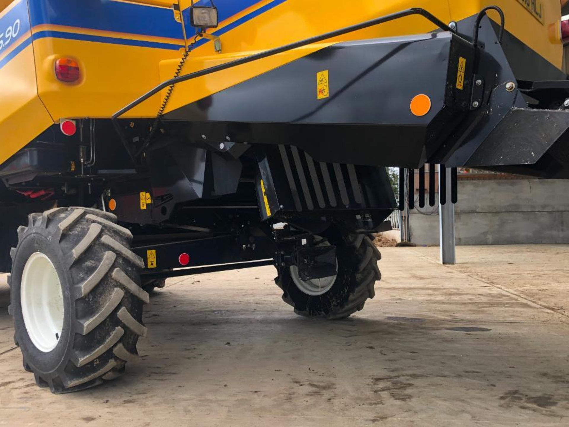 2018 New Holland TC5.90 combine harvester with straw chopper and Ceres 8000i grain monitoring system - Image 5 of 35