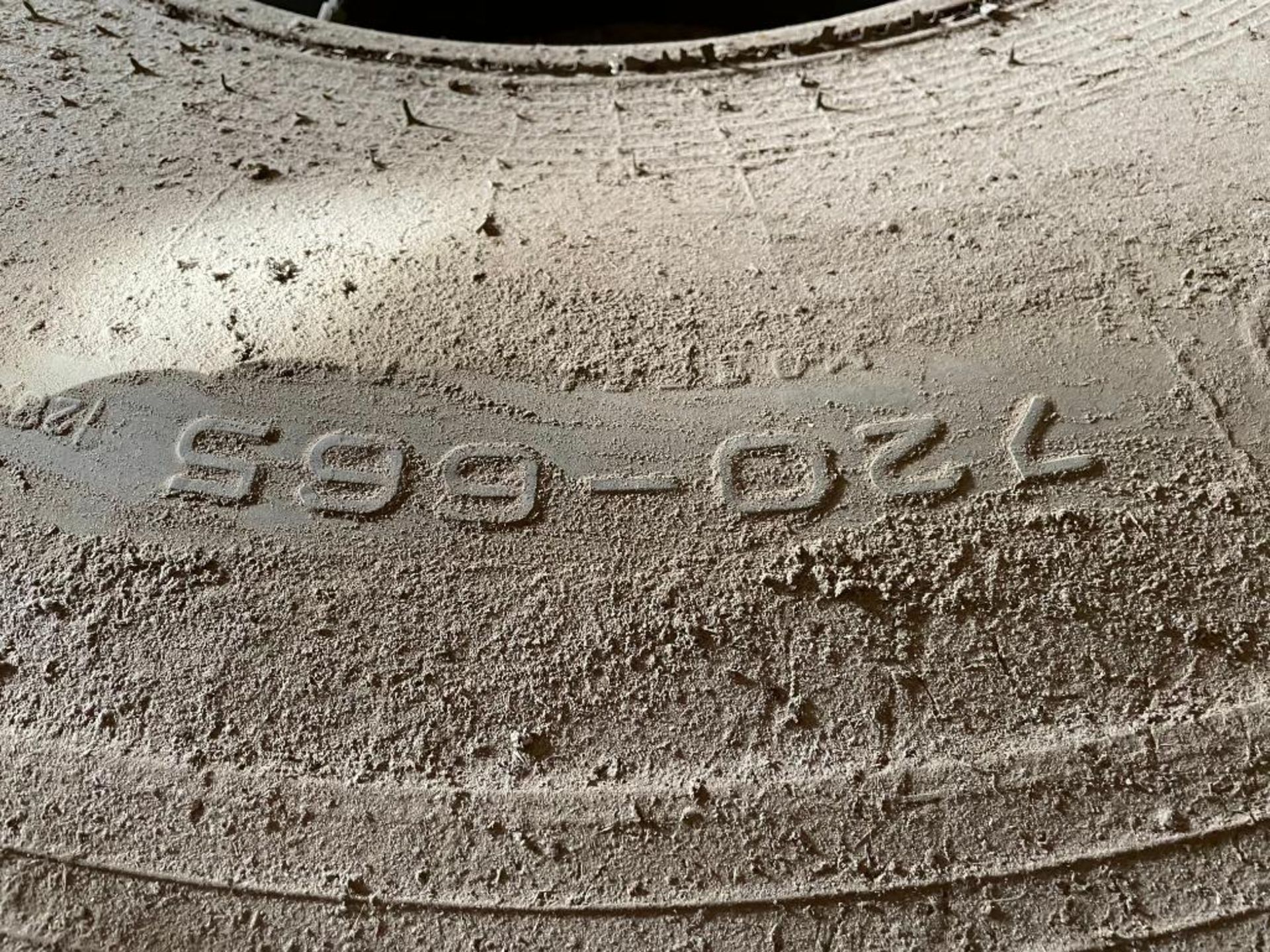 Pair 720-66.5 wheels and tyres - Image 2 of 3