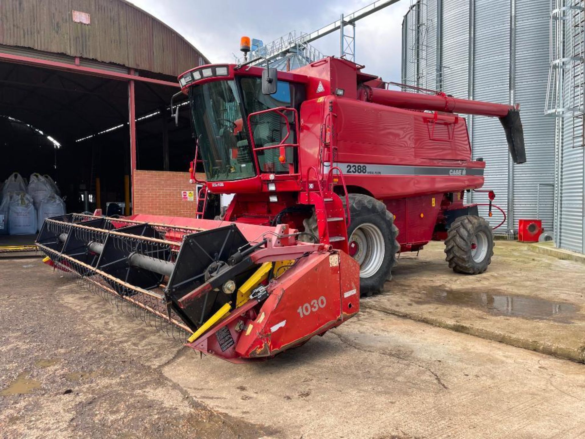 2006 Case Axial Flow 2388 Xclusive combine harvester on 800/65R32 front wheels and tyres with straw - Image 16 of 28