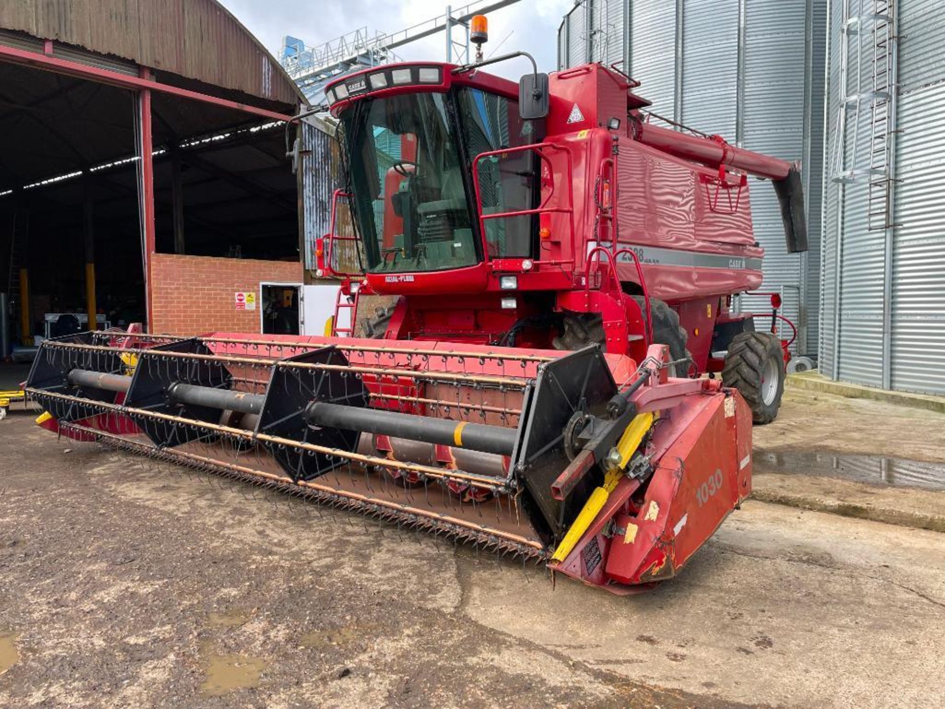 2006 Case Axial Flow 2388 Xclusive combine harvester on 800/65R32 front wheels and tyres with straw - Image 18 of 28