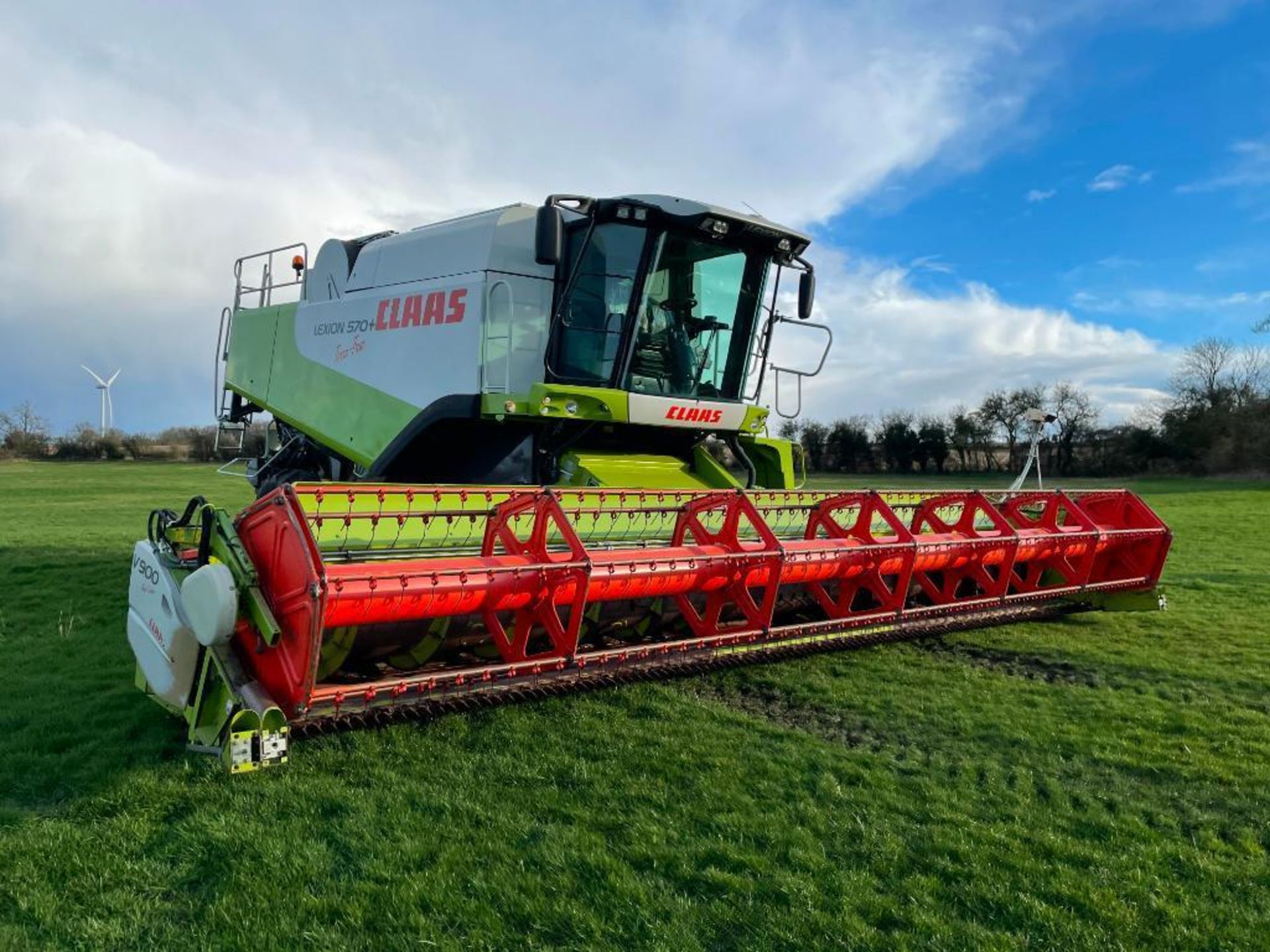 2007 Claas Lexion 570+TT Terra Trac combine harvester with straw chopper and Claas V900 header with