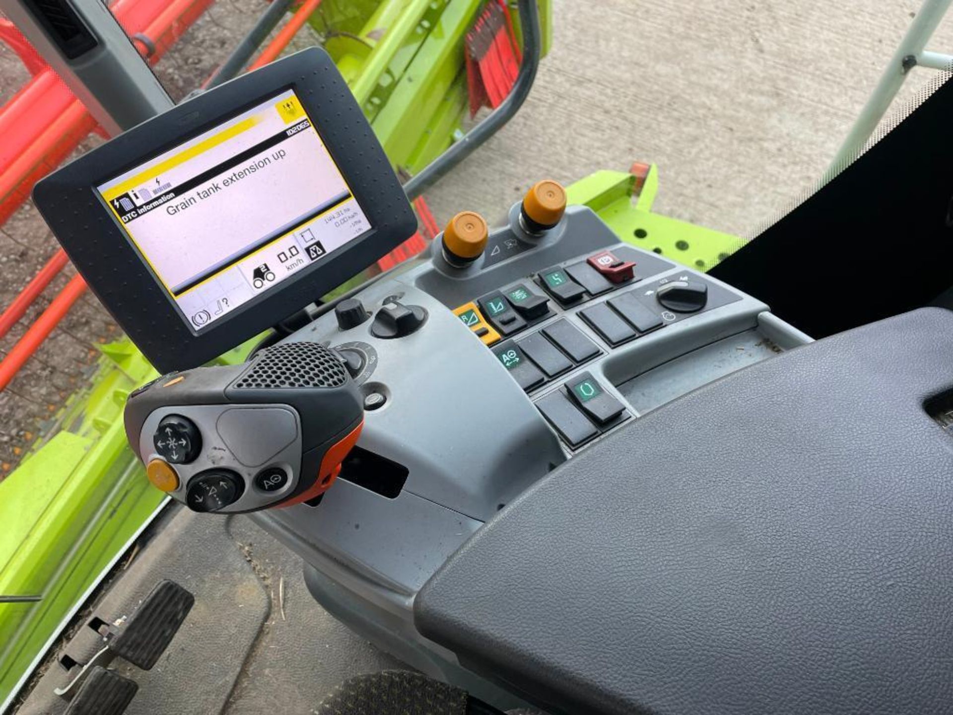 2015 Claas Lexion 650 combine harvester, telematics ready with straw chopper and rear tow hitch and - Image 17 of 22