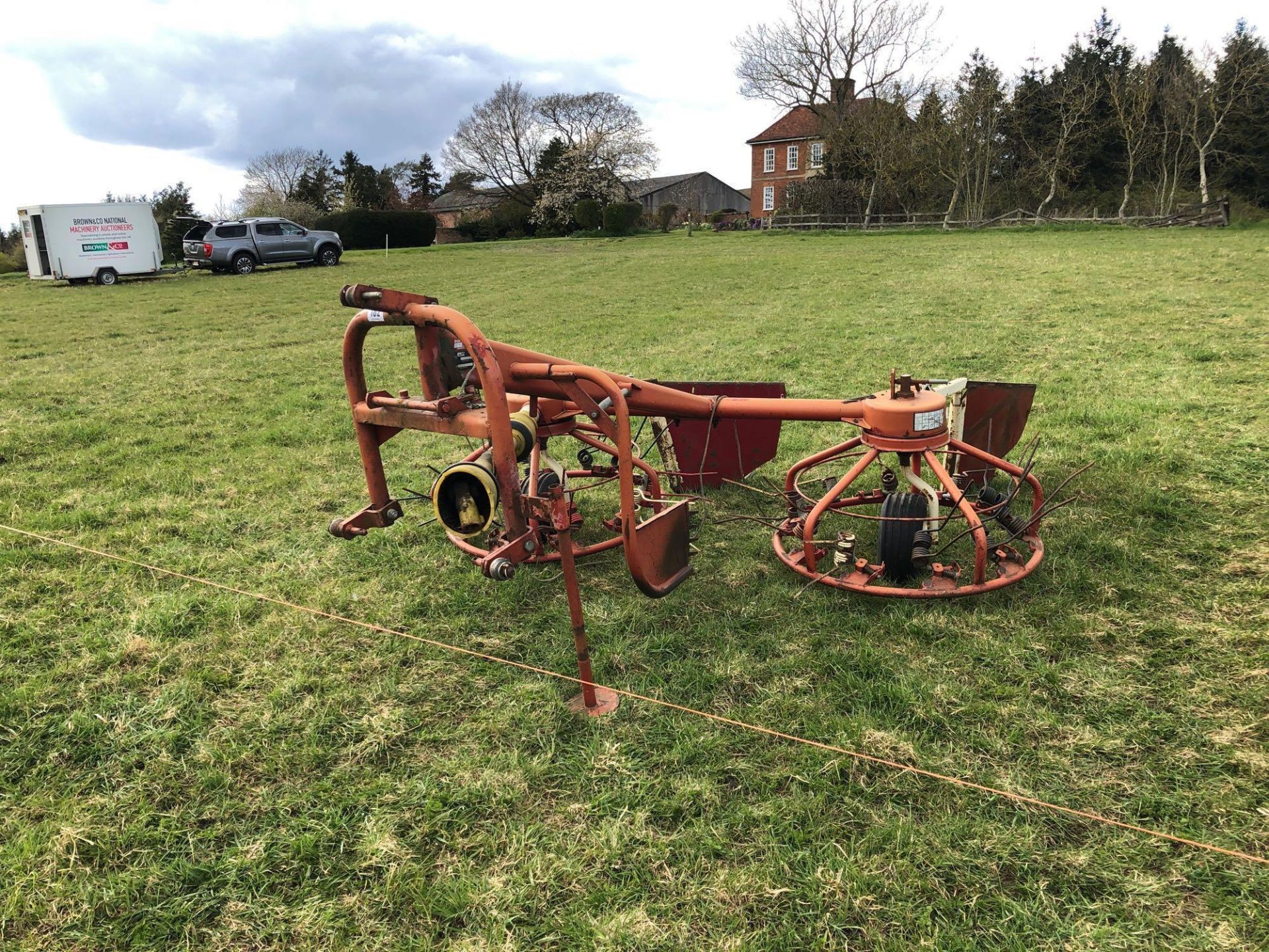 PZ Zweegers Haybob 300 linkage mounted rake/tedder. Serial No: TH205103 - Image 4 of 10