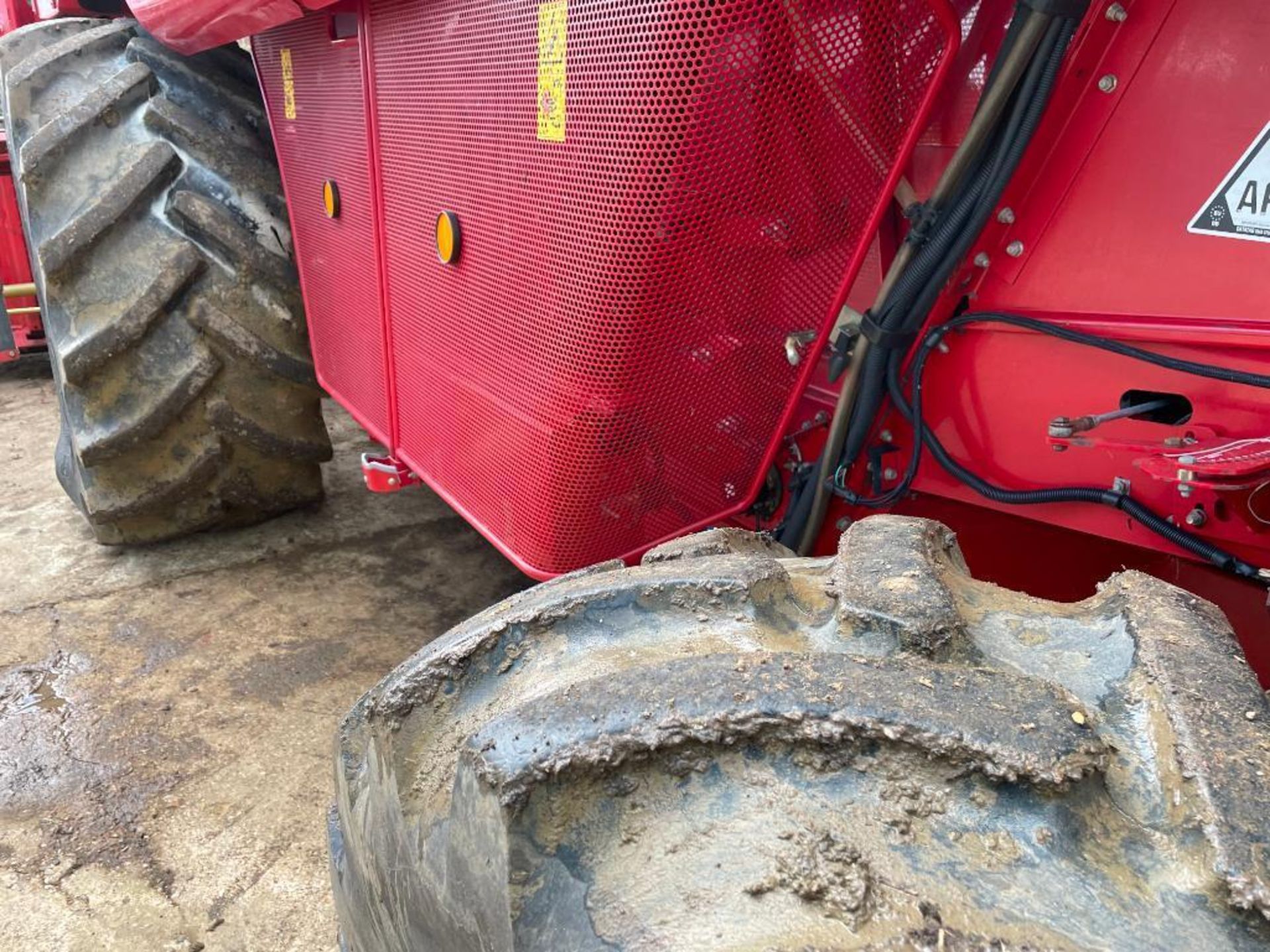 2006 Case Axial Flow 2388 Xclusive combine harvester on 800/65R32 front wheels and tyres with straw - Image 14 of 28