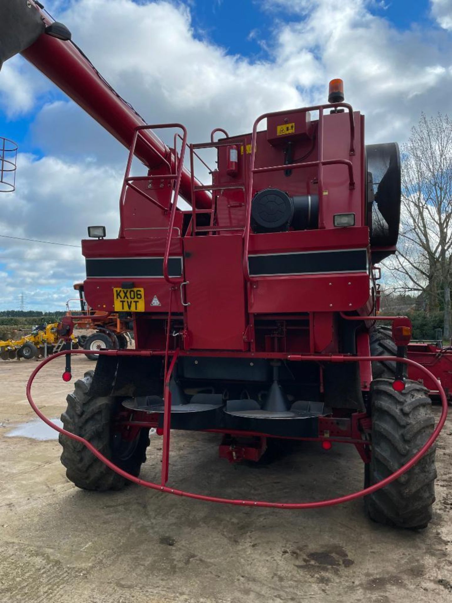 2006 Case Axial Flow 2388 Xclusive combine harvester on 800/65R32 front wheels and tyres with straw - Image 12 of 28