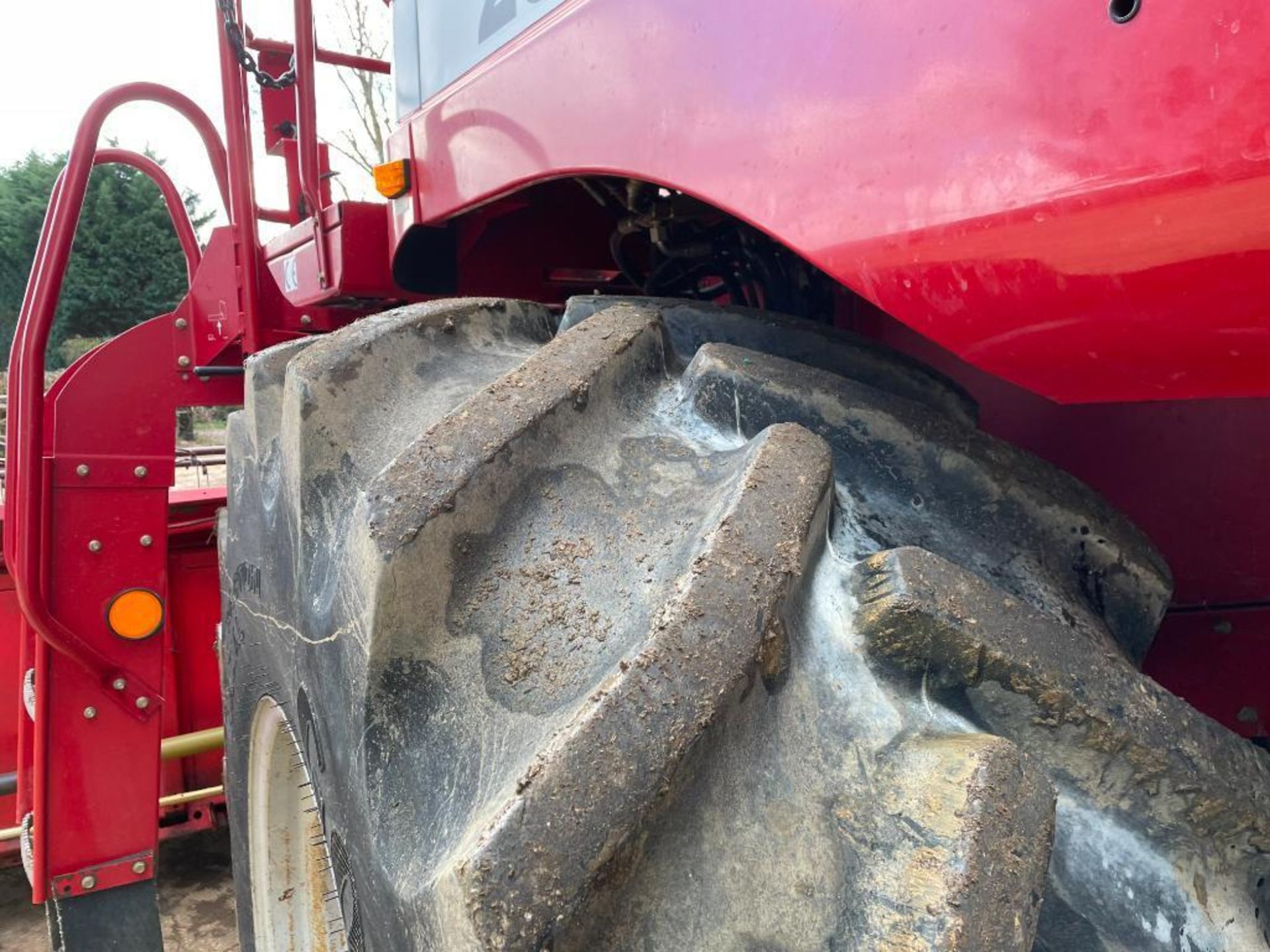 2006 Case Axial Flow 2388 Xclusive combine harvester on 800/65R32 front wheels and tyres with straw - Image 15 of 28