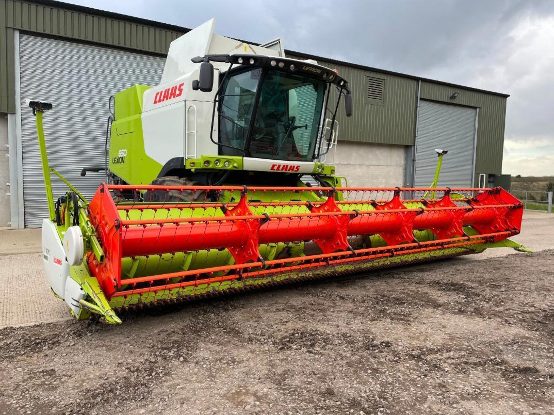 2015 Claas Lexion 650 combine harvester, telematics ready with straw chopper and rear tow hitch and - Image 3 of 22